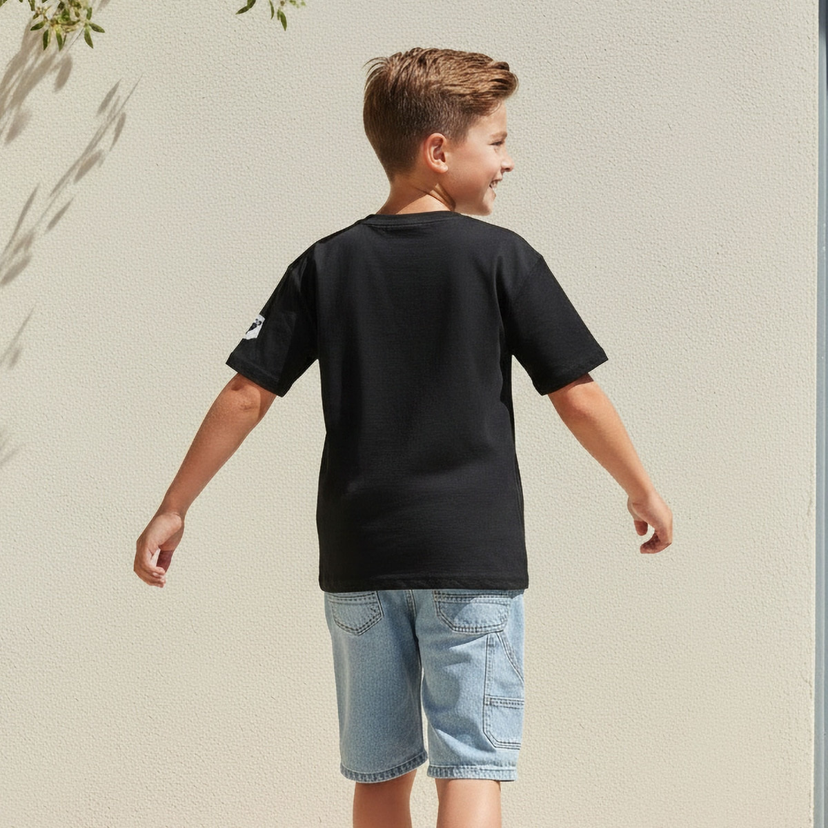 تيشيرت برقبة ضيقة وأكمام قصيرة وطبعات من نيتفليكس-boys-clothing-tshirtsandpolos-image-3