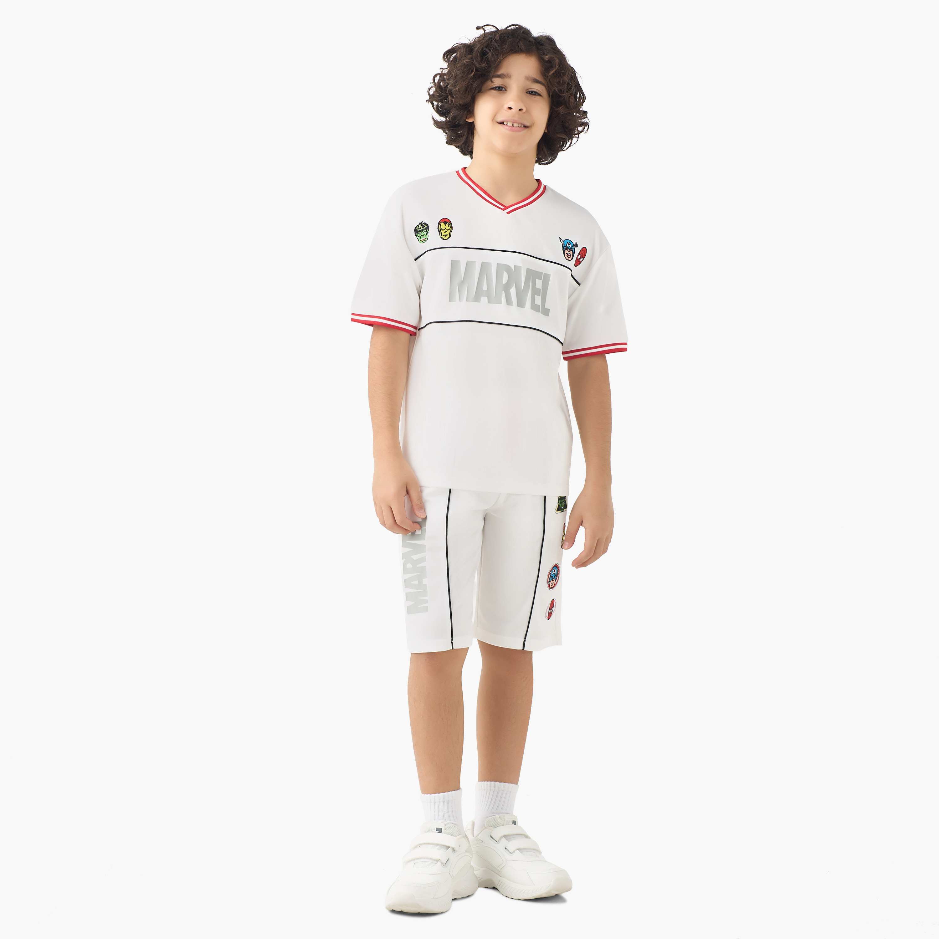 طقم تيشيرت بأكمام قصيرة وياقة حرف V مع شورت بتطريز أفينجرز-boys-clothing-setsandcoords-image-1
