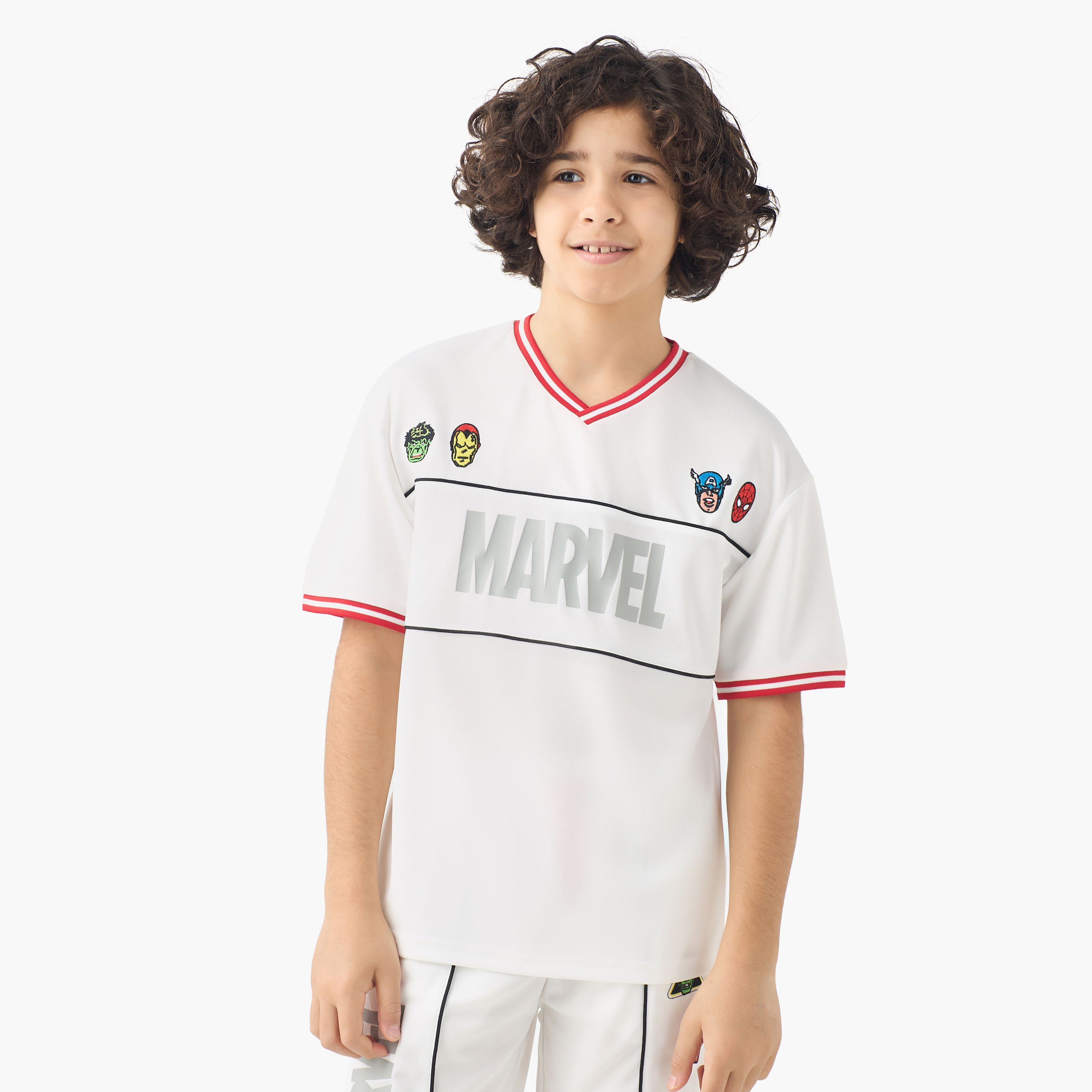 طقم تيشيرت بأكمام قصيرة وياقة حرف V مع شورت بتطريز أفينجرز-boys-clothing-setsandcoords-image-2
