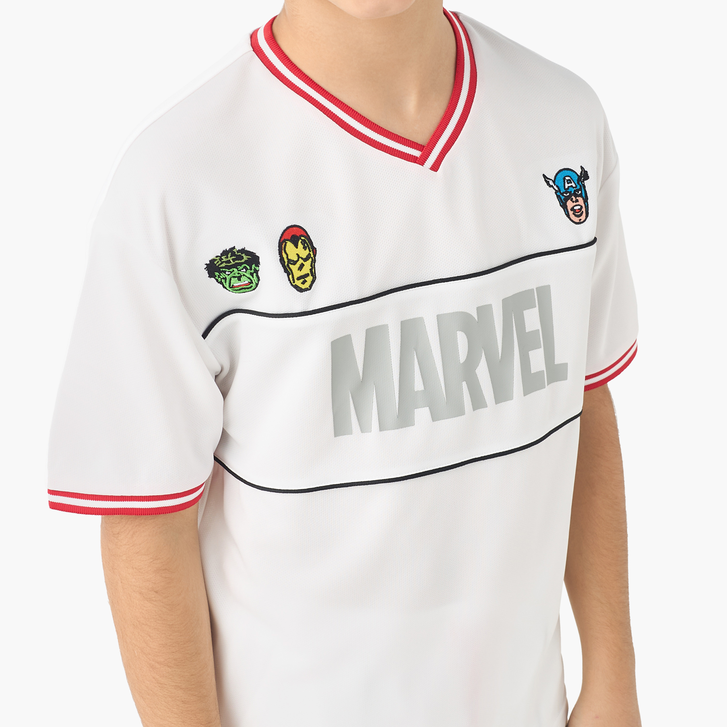 طقم تيشيرت بأكمام قصيرة وياقة حرف V مع شورت بتطريز أفينجرز-boys-clothing-setsandcoords-image-5