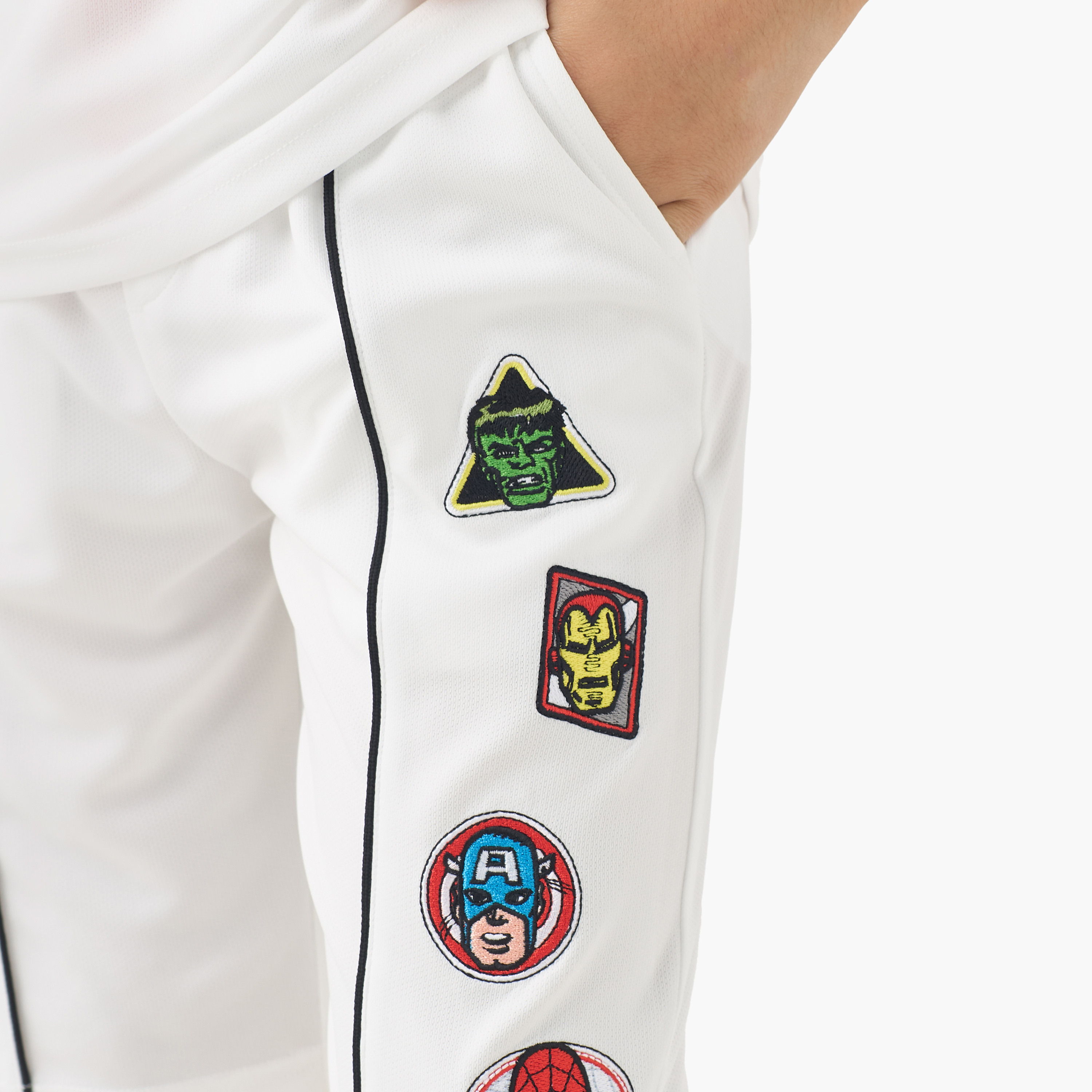 طقم تيشيرت بأكمام قصيرة وياقة حرف V مع شورت بتطريز أفينجرز-boys-clothing-setsandcoords-image-6