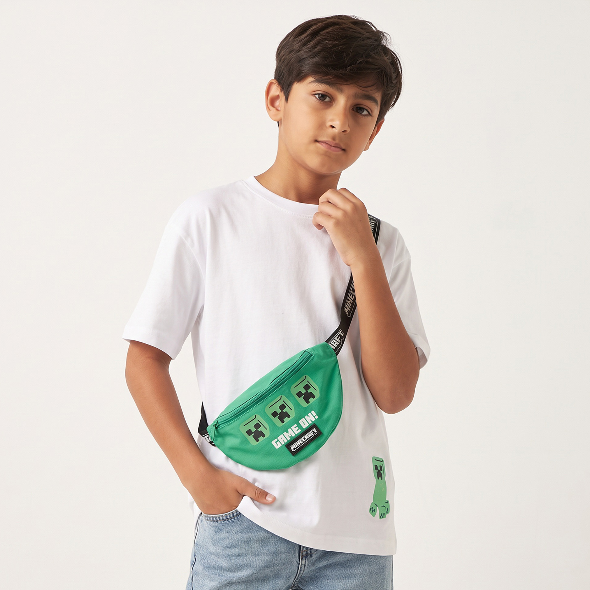 تيشيرت بياقة ضيقة وأكمام قصيرة وزخارف شنطة صغيرة من ماينكرافت-boys-clothing-tshirtsandpolos-image-1