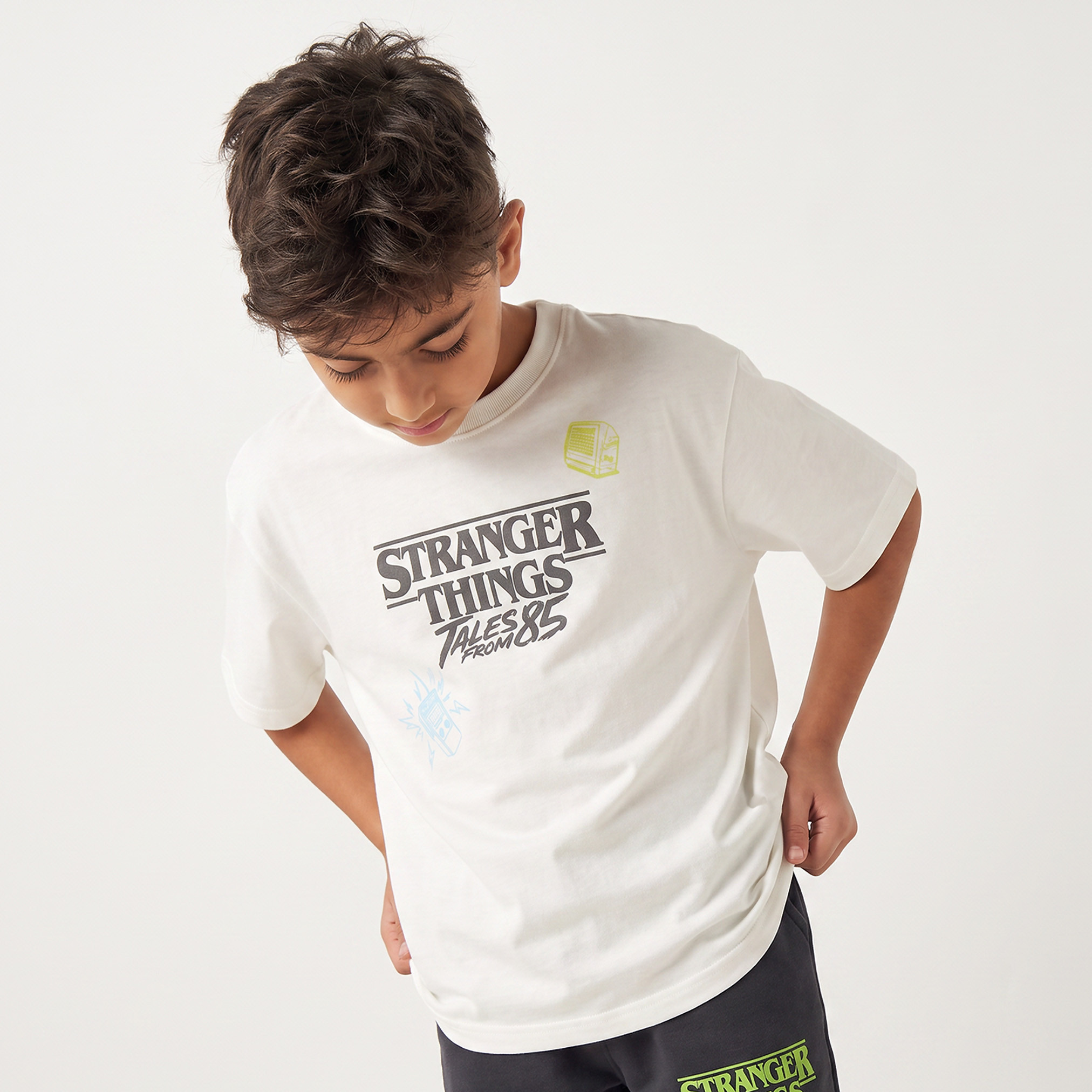 تيشيرت بياقة ضيقة وأكمام قصيرة وطبعات سترينجر ثينجز من نتفليكس-boys-clothing-tshirtsandpolos-image-1