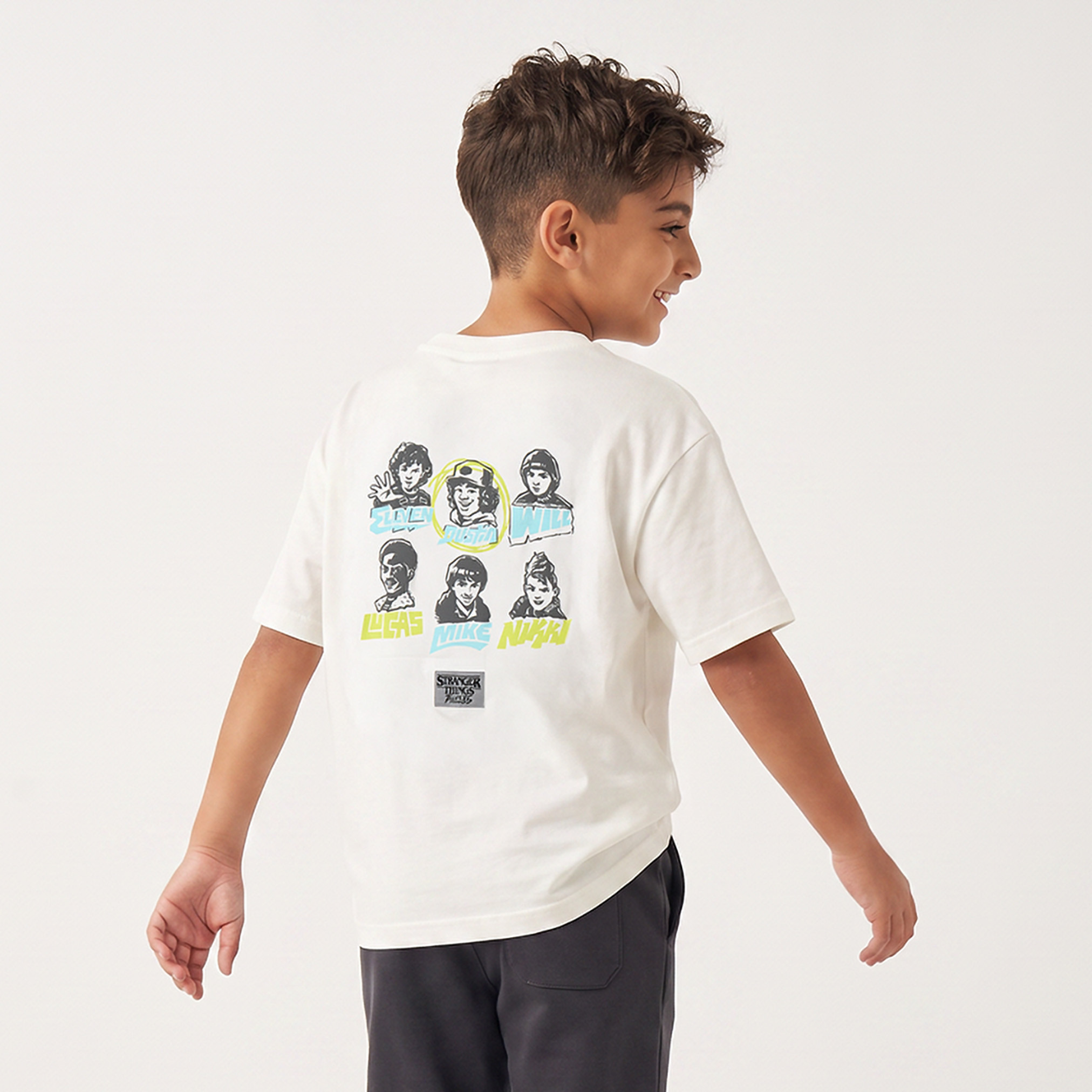 تيشيرت بياقة ضيقة وأكمام قصيرة وطبعات سترينجر ثينجز من نتفليكس-boys-clothing-tshirtsandpolos-image-2