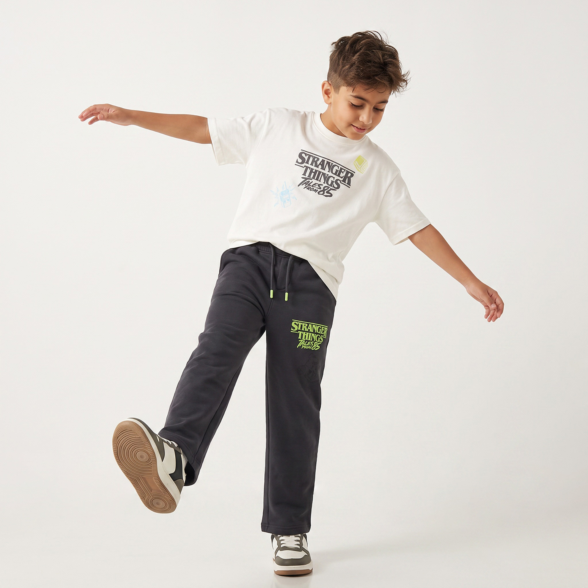 تيشيرت بياقة ضيقة وأكمام قصيرة وطبعات سترينجر ثينجز من نتفليكس-boys-clothing-tshirtsandpolos-image-3
