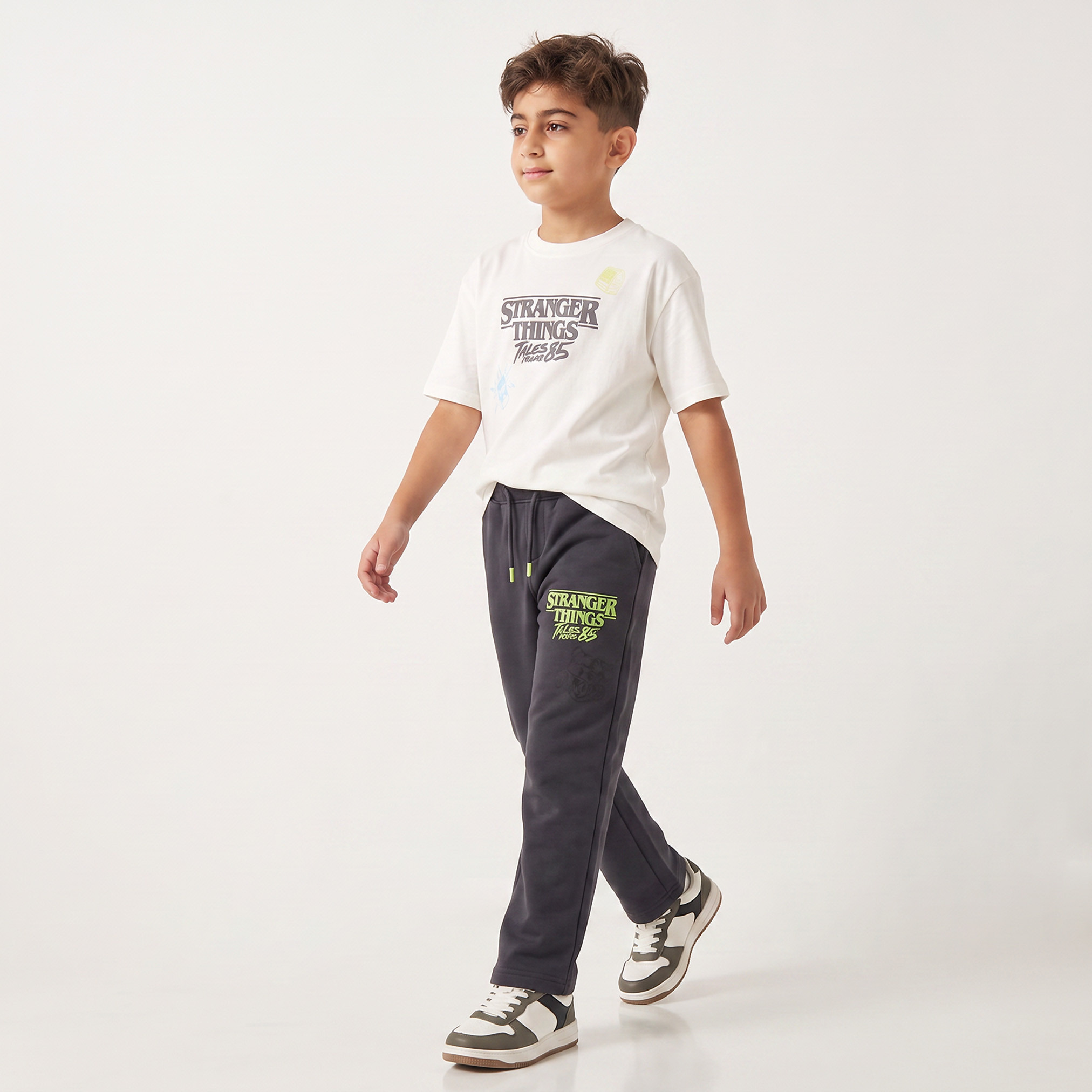 تيشيرت بياقة ضيقة وأكمام قصيرة وطبعات سترينجر ثينجز من نتفليكس-boys-clothing-tshirtsandpolos-image-4