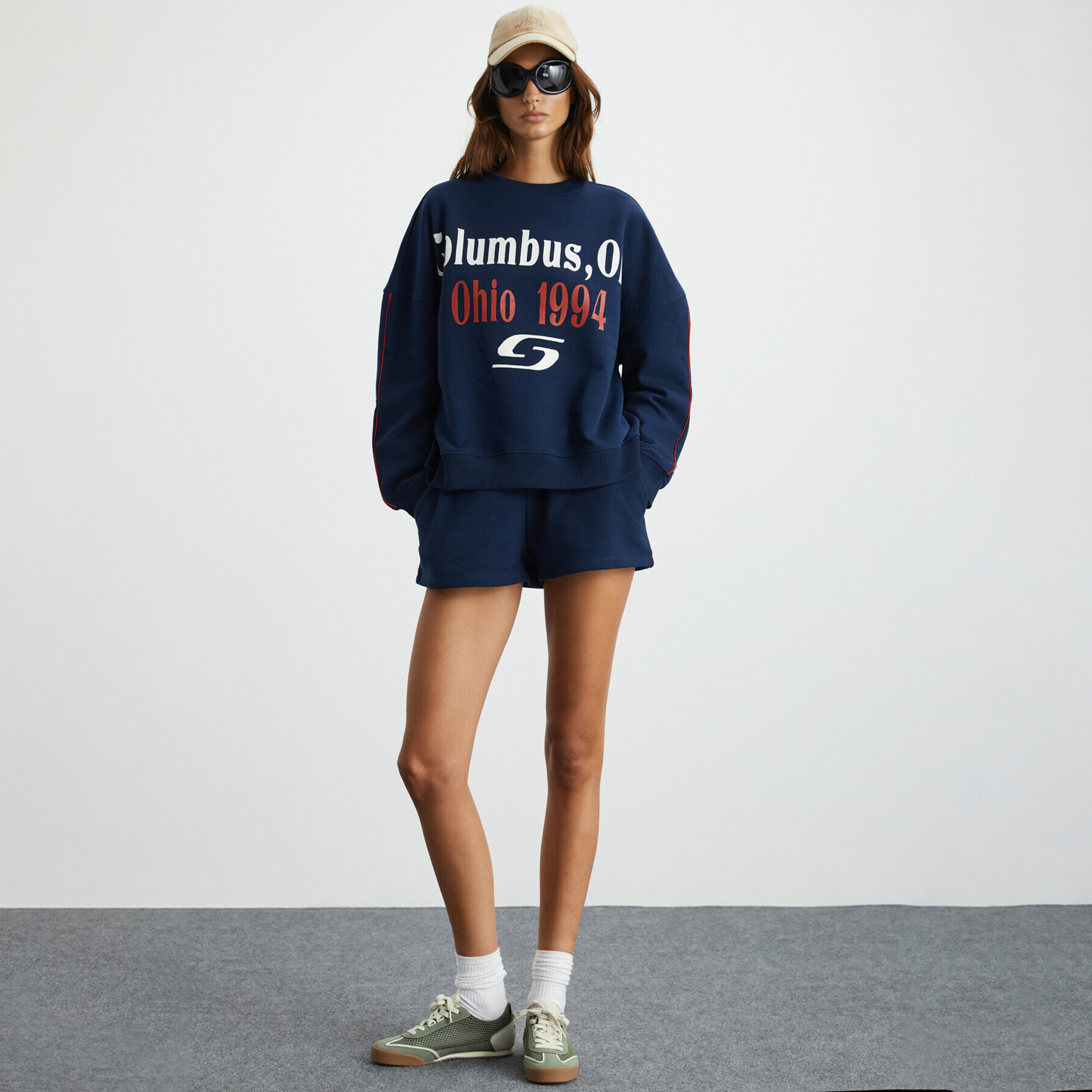 سويت شيرت نسائي باللون الأزرق الداكن بطبعة نص من القطن من جريميلانج-women-winterwear-hoodiesandsweatshirts-sweatshirts-image-2