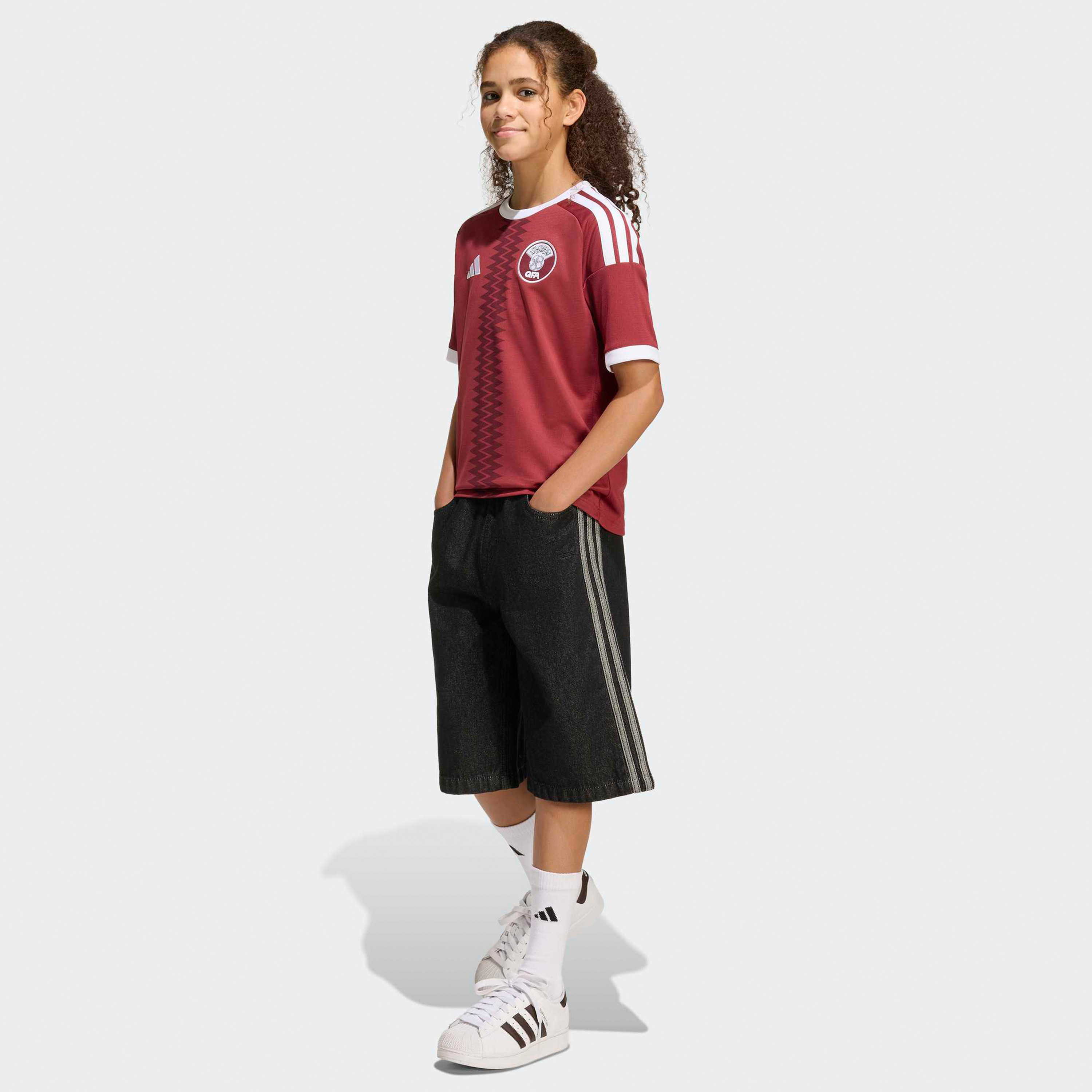 اديداس - قميص منتخب قطر الأساسي للأطفال لكأس العالم FIFA 2026-boys-clothing-sportswear-tops-image-3