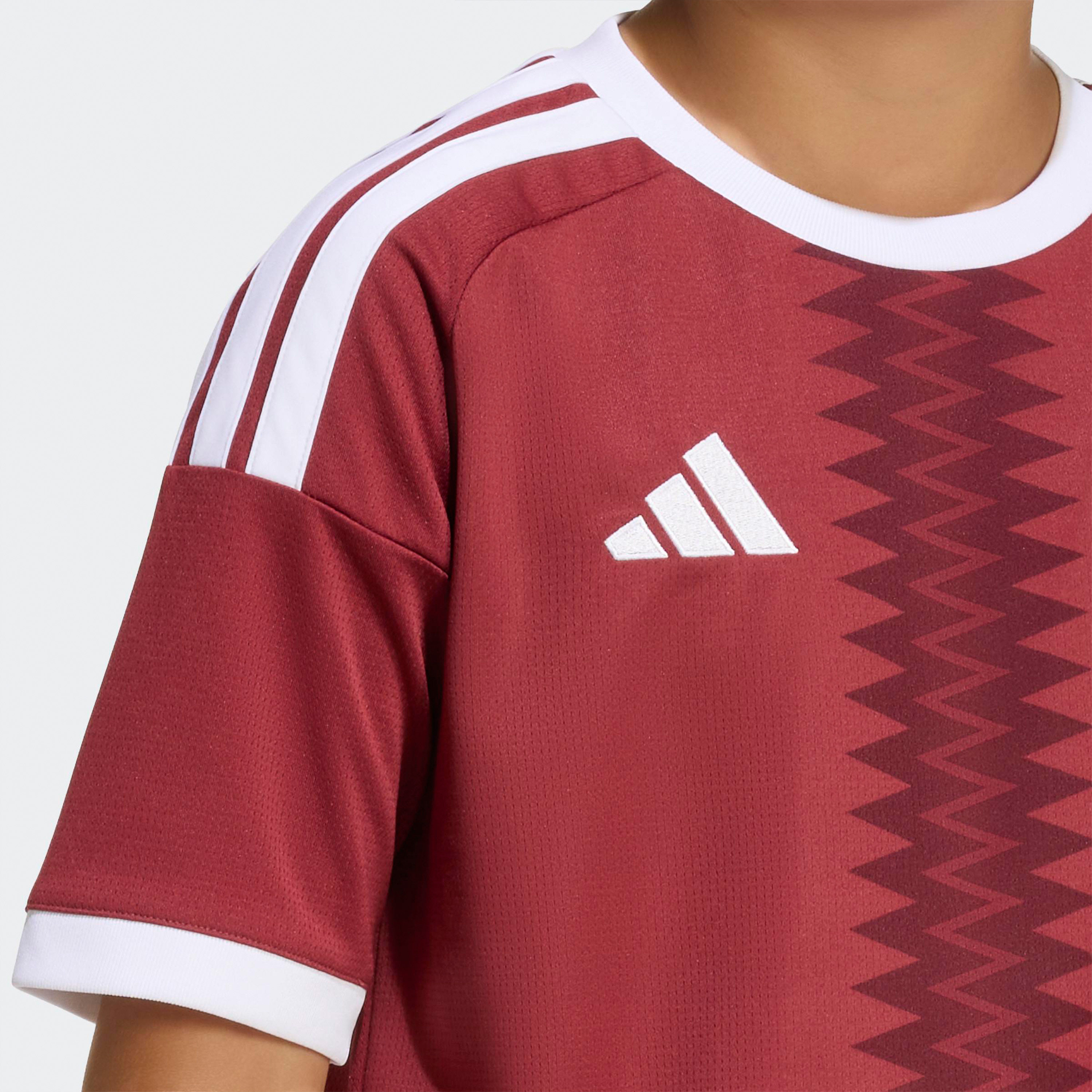 اديداس - قميص منتخب قطر الأساسي للأطفال لكأس العالم FIFA 2026-boys-clothing-sportswear-tops-image-4