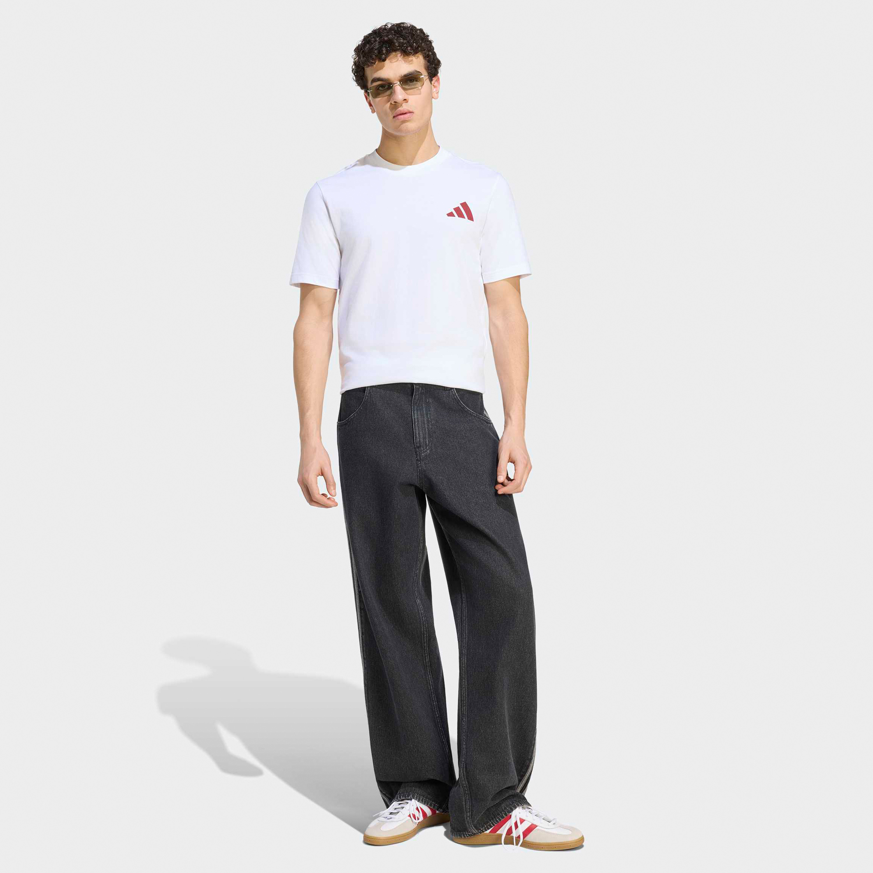 اديداس - تيشيرت رجالي برقبة دائرية مزين برسومات موسمية لنادي ليفربول لكرة القدم-men-clothing-sportswearandactivewear-tshirtsandpolos-image-2