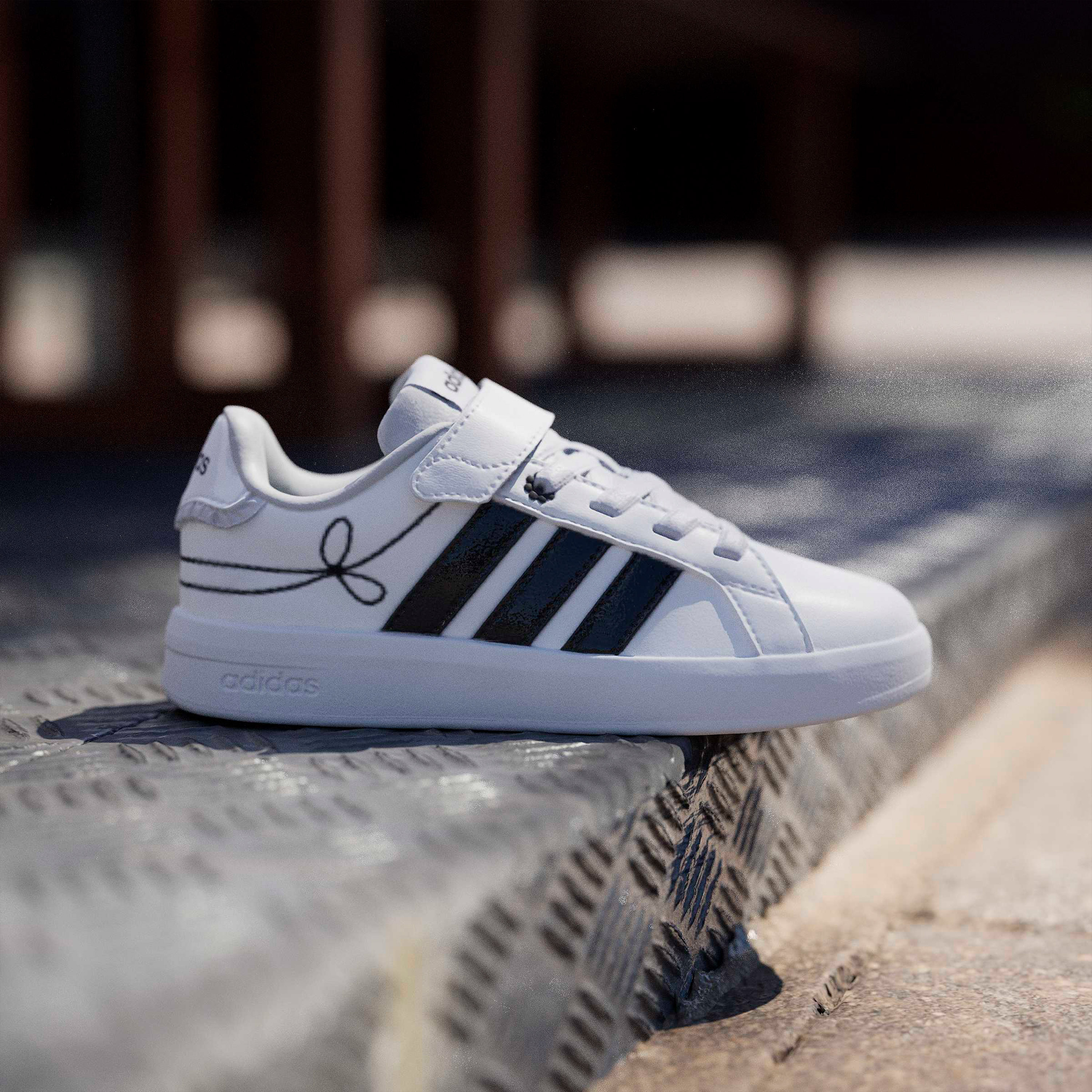 حذاء سنيكرز للكاحل جراند كورت 3.0 إي إل بشريط إغلاق لاصق للبنات من أديداس-girls-shoes-sneakers-image-2