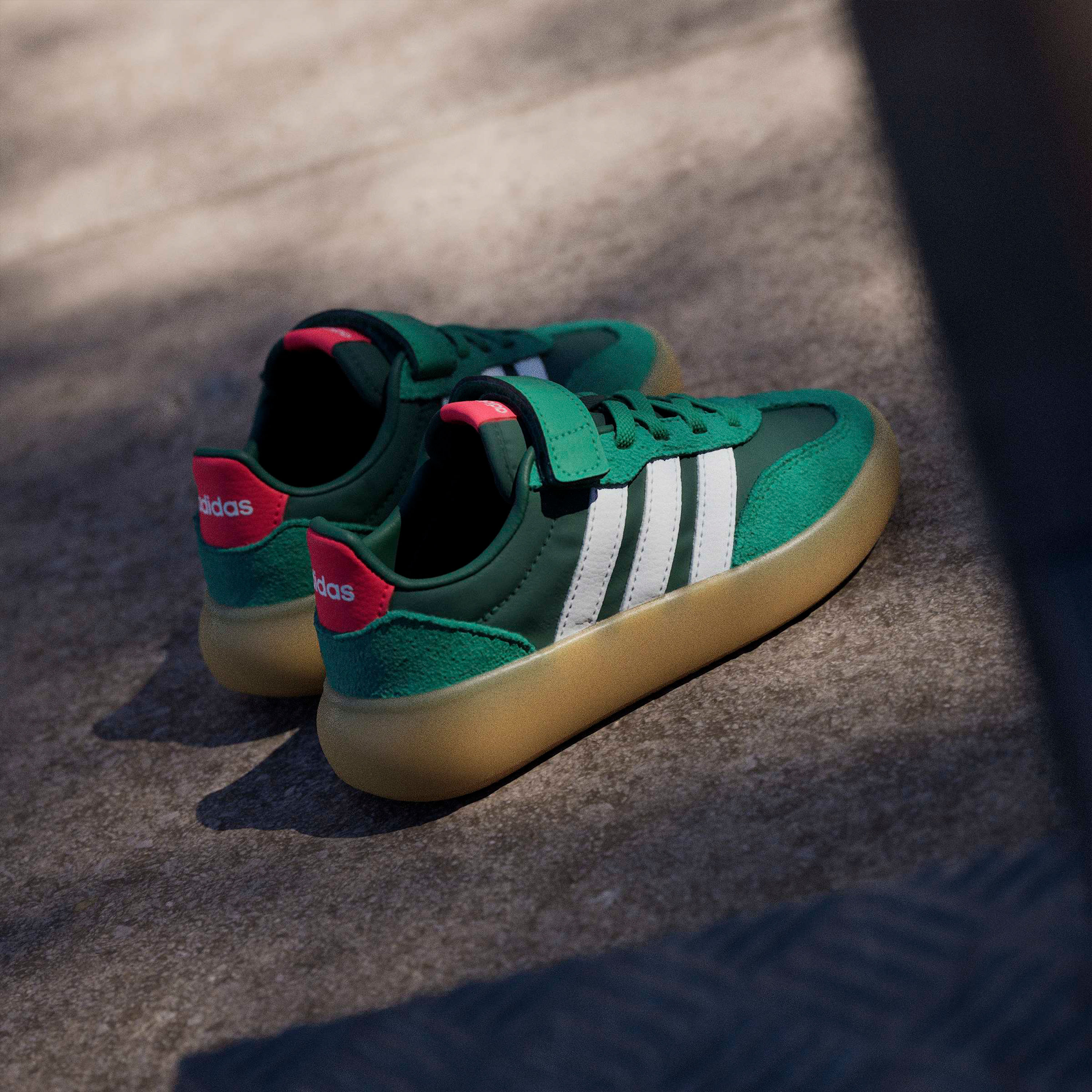 حذاء سنيكرز شبكي مخطط جلد للأولاد من أديداس - باريدا ديكود-boys-shoes-sneakers-image-10