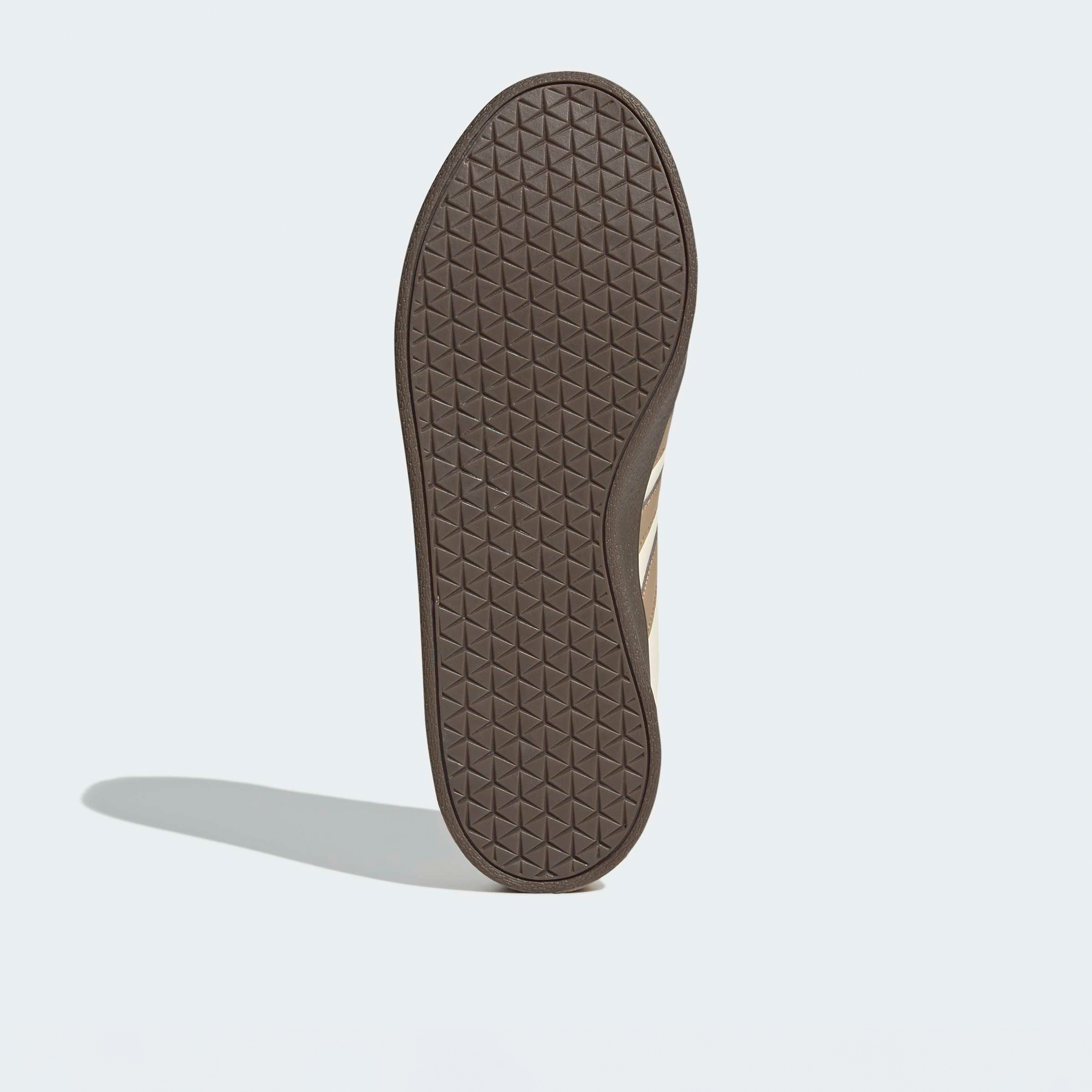 حذاء سنيكرز بطول الكاحل ورباط إغلاق في إل كورت بيس للنساء من أديداس-sports-women-shoes-image-4