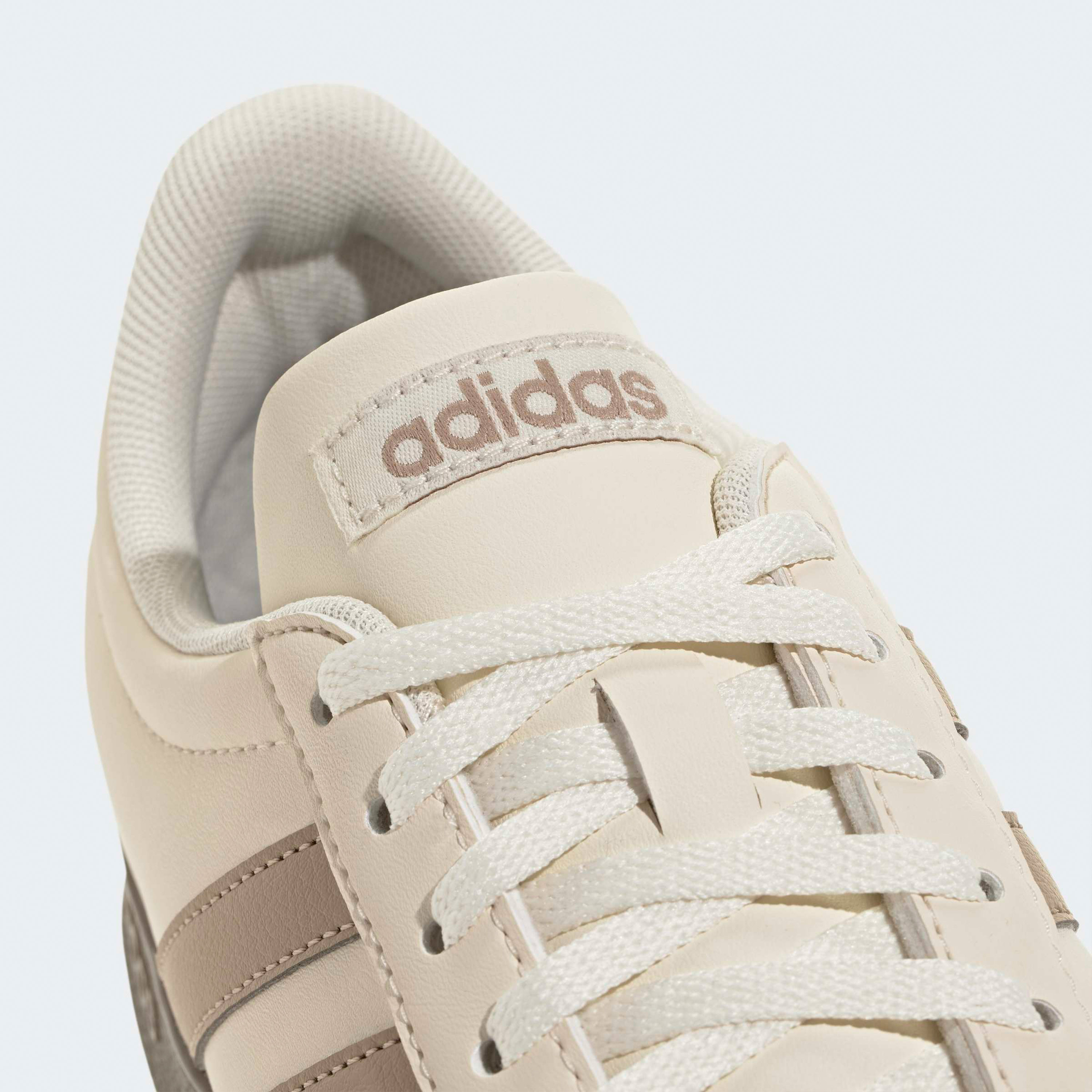حذاء سنيكرز بطول الكاحل ورباط إغلاق في إل كورت بيس للنساء من أديداس-sports-women-shoes-image-5