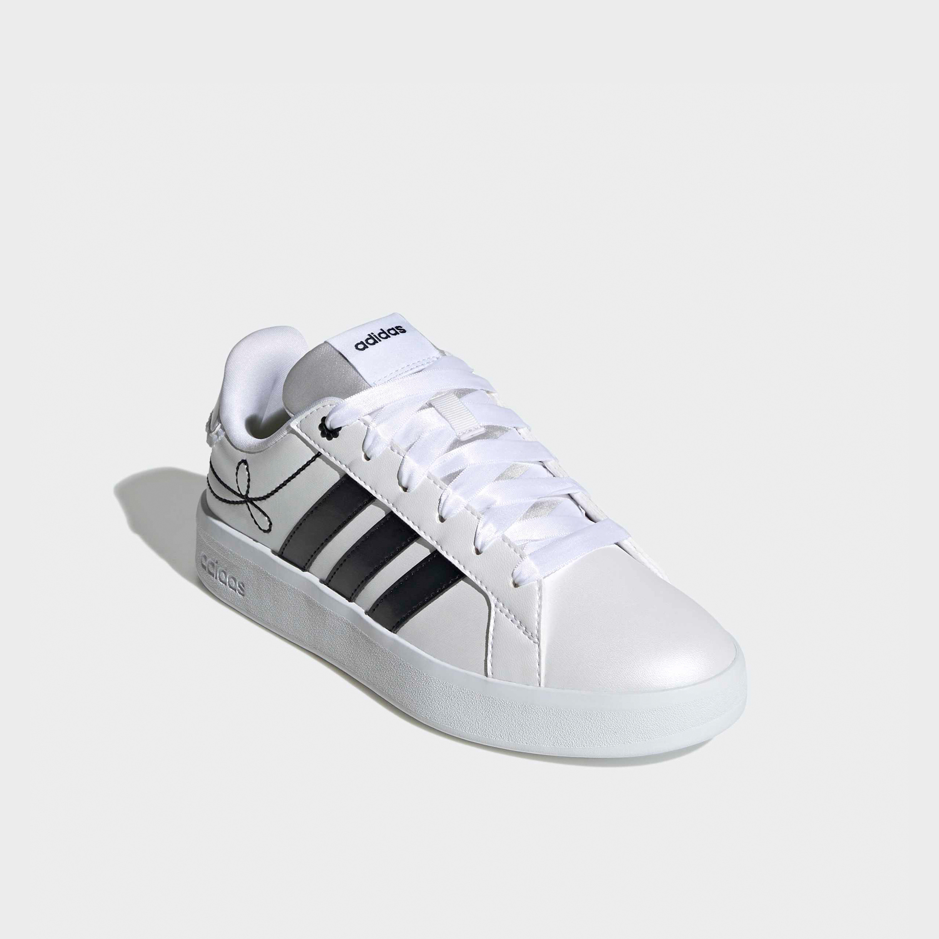 حذاء سنيكرز للكاحل جراند كورت 3.0 برباط إغلاق للبنات من أديداس-girls-shoes-sneakers-image-1