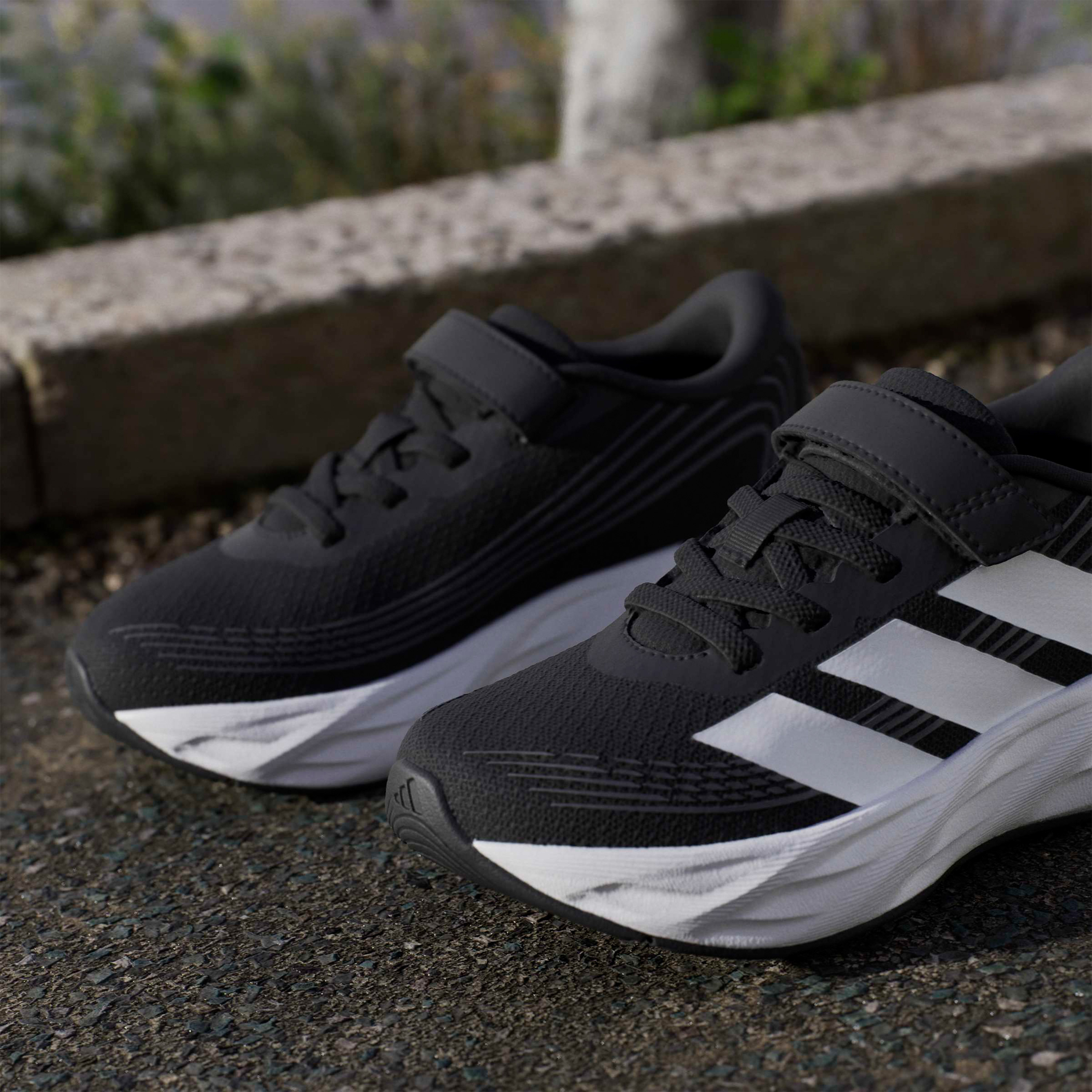 حذاء جري بشريط إغلاق لاصق جالكسي 8 إي إل للأولاد من أديداس-girls-shoes-sneakers-image-11