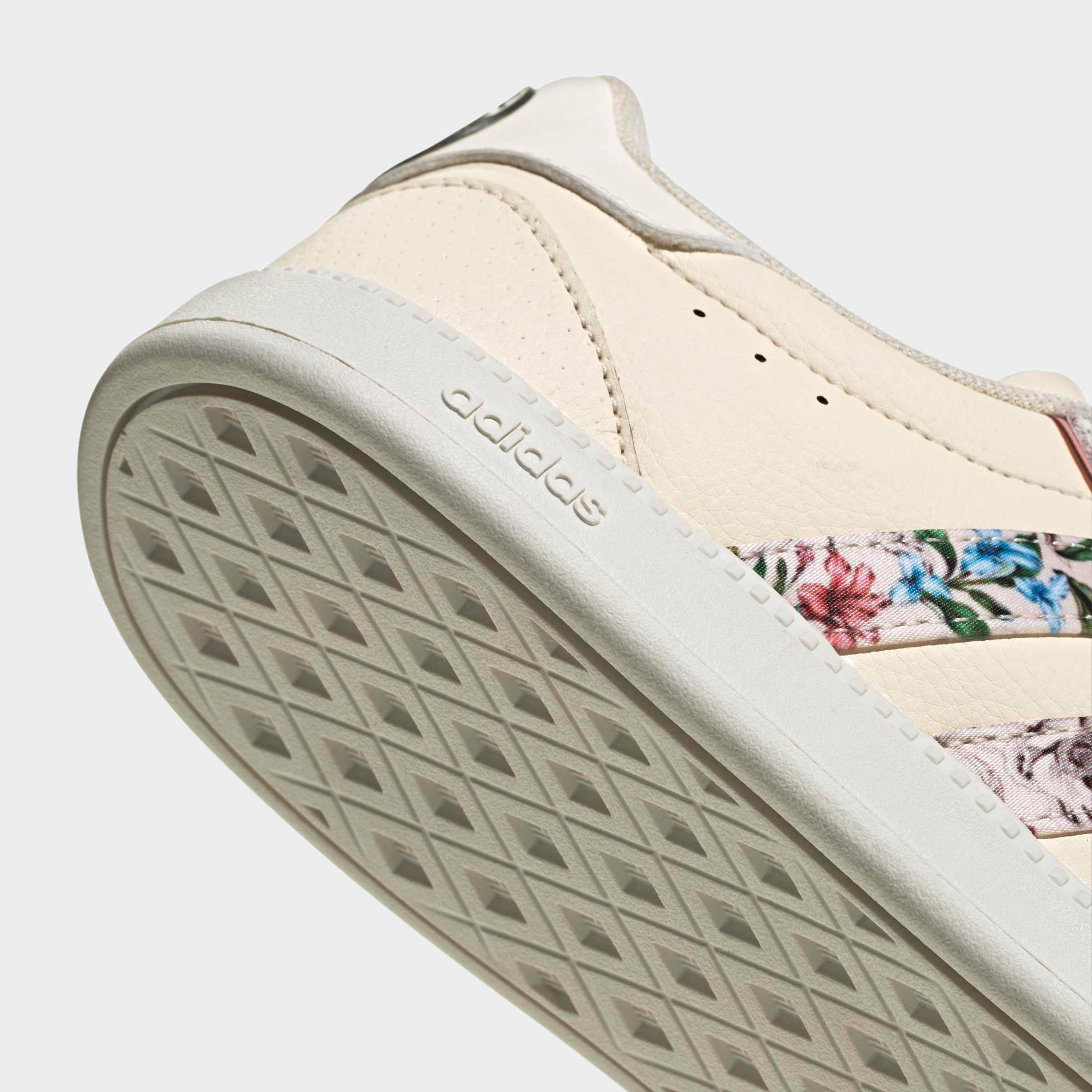 حذاء سنيكرز بطول الكاحل وشريط إغلاق لاصق بريكنت للنساء من أديداس-sports-women-shoes-image-5