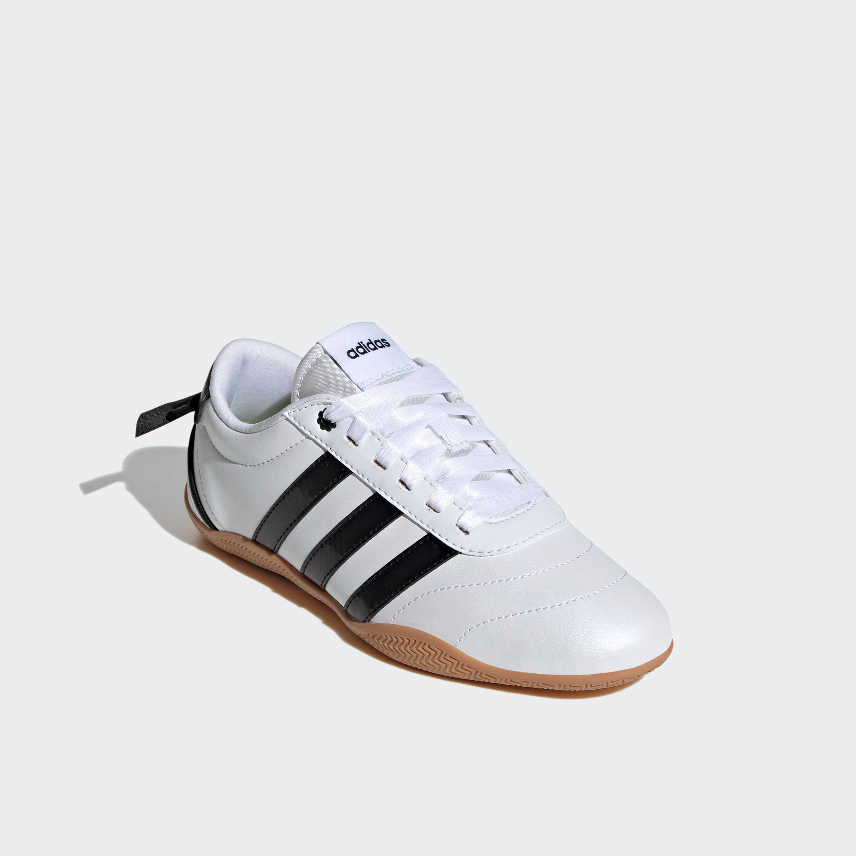 حذاء سنيكرز جراند كورت لو بكاحل ورباط إغلاق للبنات من أديداس-girls-shoes-sneakers-image-1