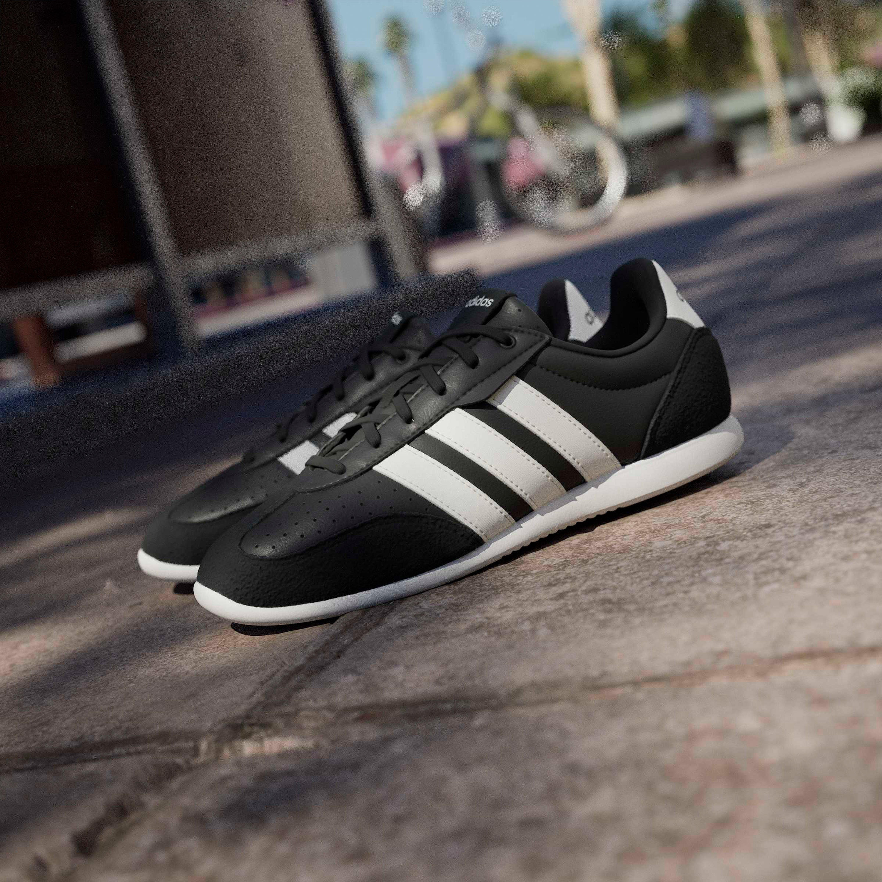 حذاء سنيكرز بطول الكاحل ورباط إغلاق باريدا إل أو للنساء من أديداس-sports-women-shoes-image-12