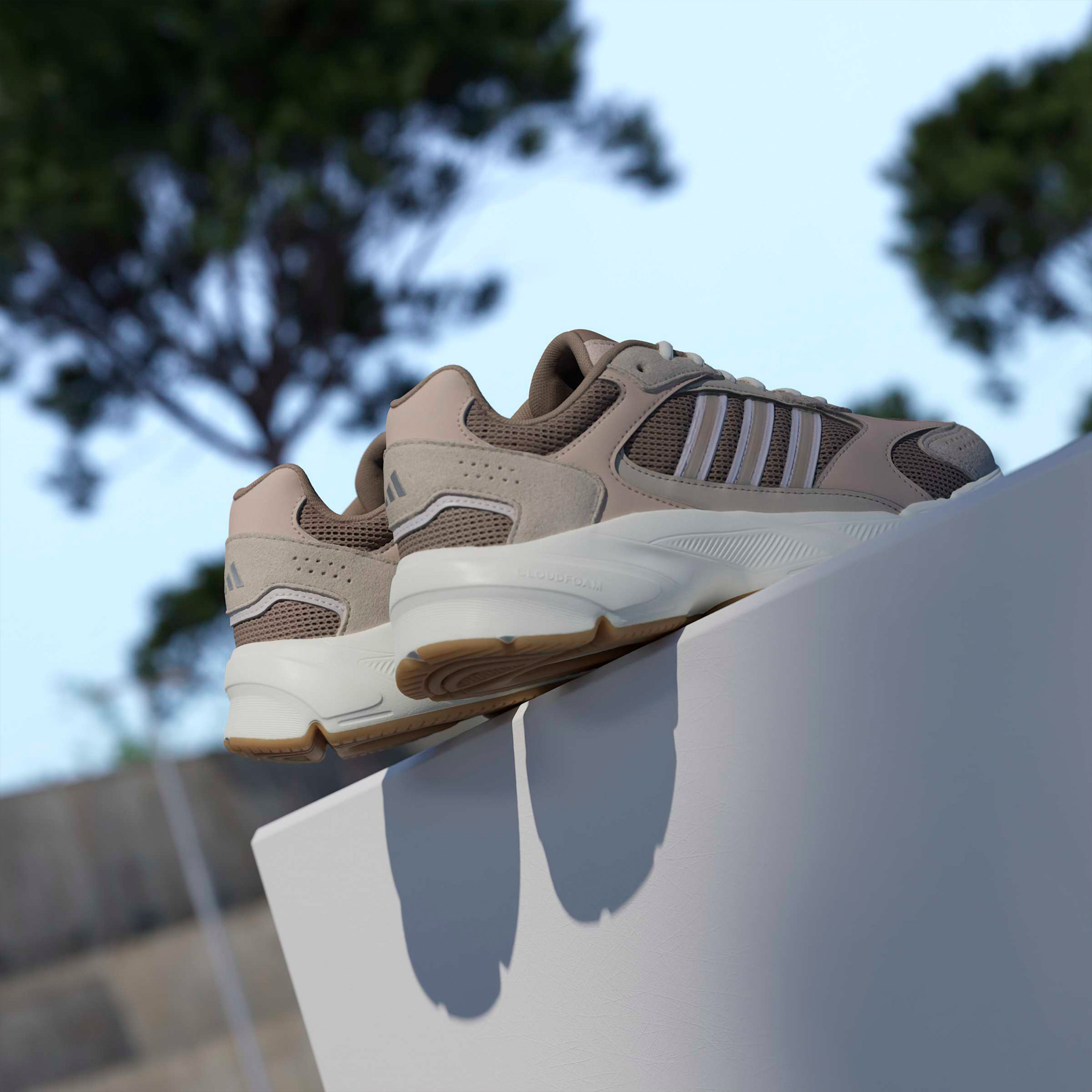 حذاء سنيكرز للكاحل برباط إغلاق كريزي كاوس 2000 للنساء من أديداس-sports-women-shoes-image-13