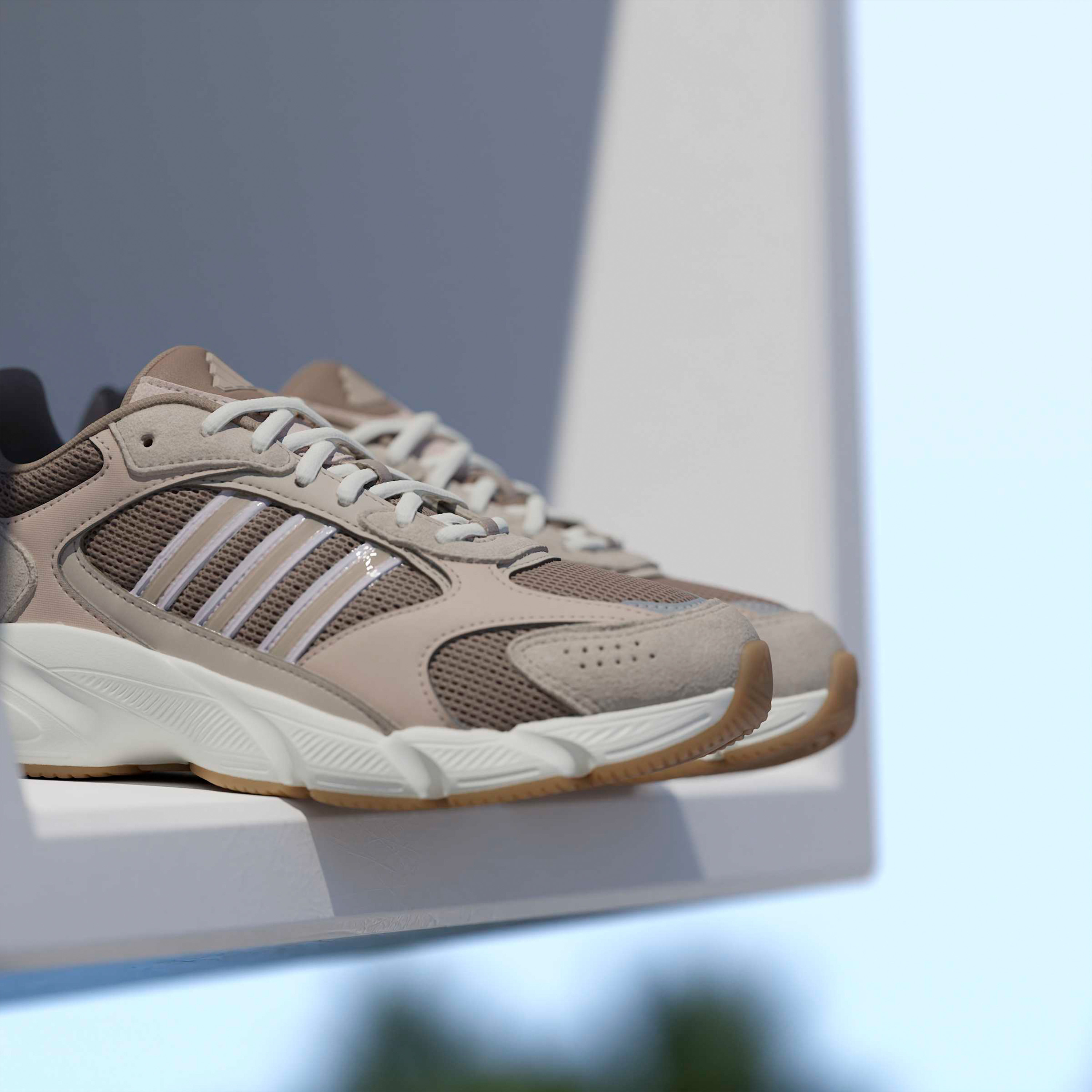 حذاء سنيكرز للكاحل برباط إغلاق كريزي كاوس 2000 للنساء من أديداس-sports-women-shoes-image-14