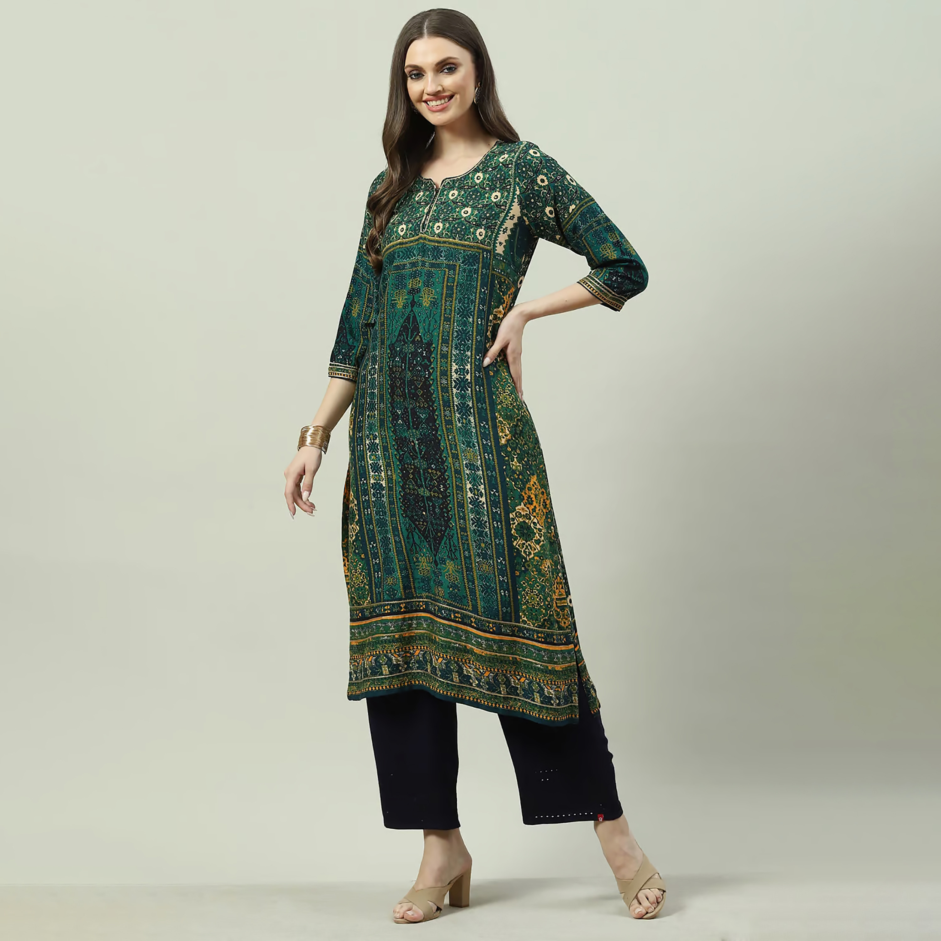كورتا مستقيمة برقبة دائرية مطبوعة مع مزين بسكوينس و غوتا وورك من بيبا-women-clothing-ethnicwear-dresses-image-1