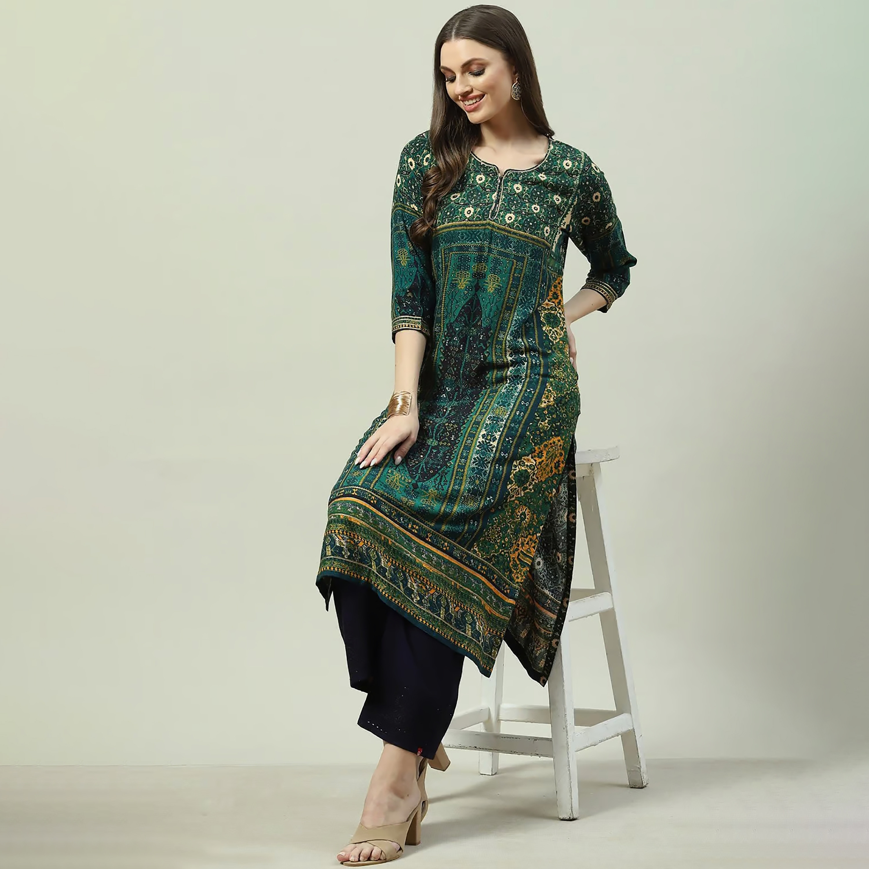 كورتا مستقيمة برقبة دائرية مطبوعة مع مزين بسكوينس و غوتا وورك من بيبا-women-clothing-ethnicwear-dresses-image-2