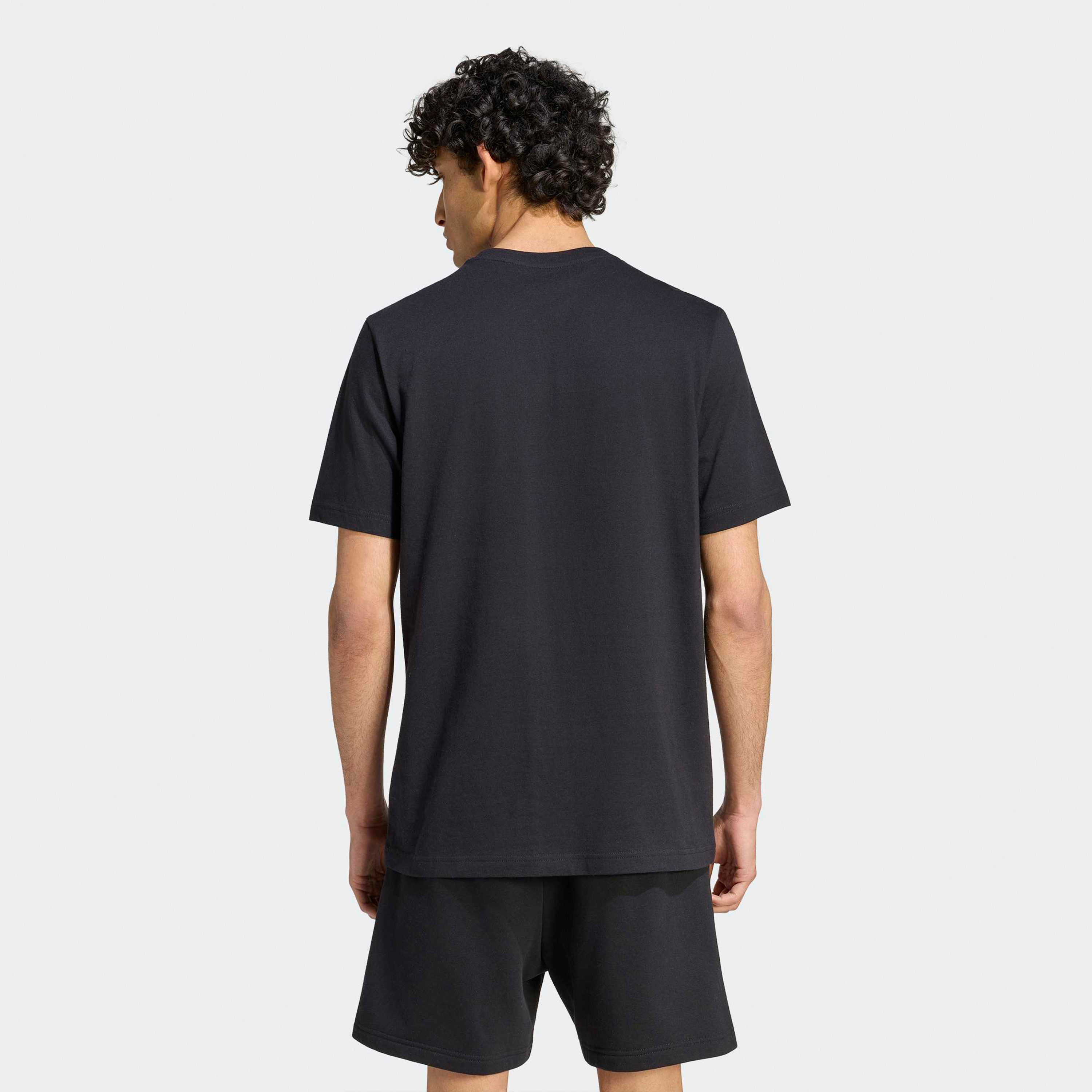 أديداس - تيشيرت جرافيكي كوليجيت لاينيج للرجال | OE-men-clothing-sportswearandactivewear-tshirtsandpolos-image-3