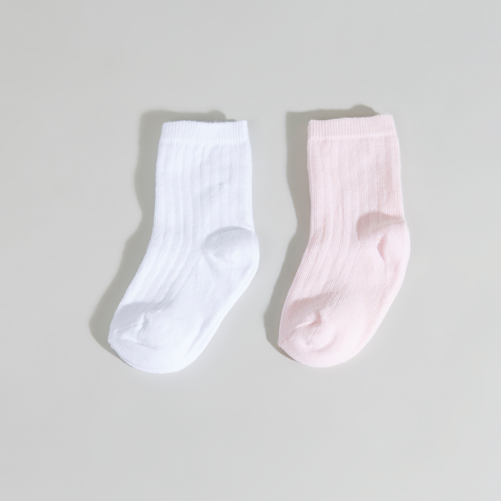 طقم جوارب بارزة الملمس من جونيورز - 2 قطع-baby-girls-accessories-socks-image-1