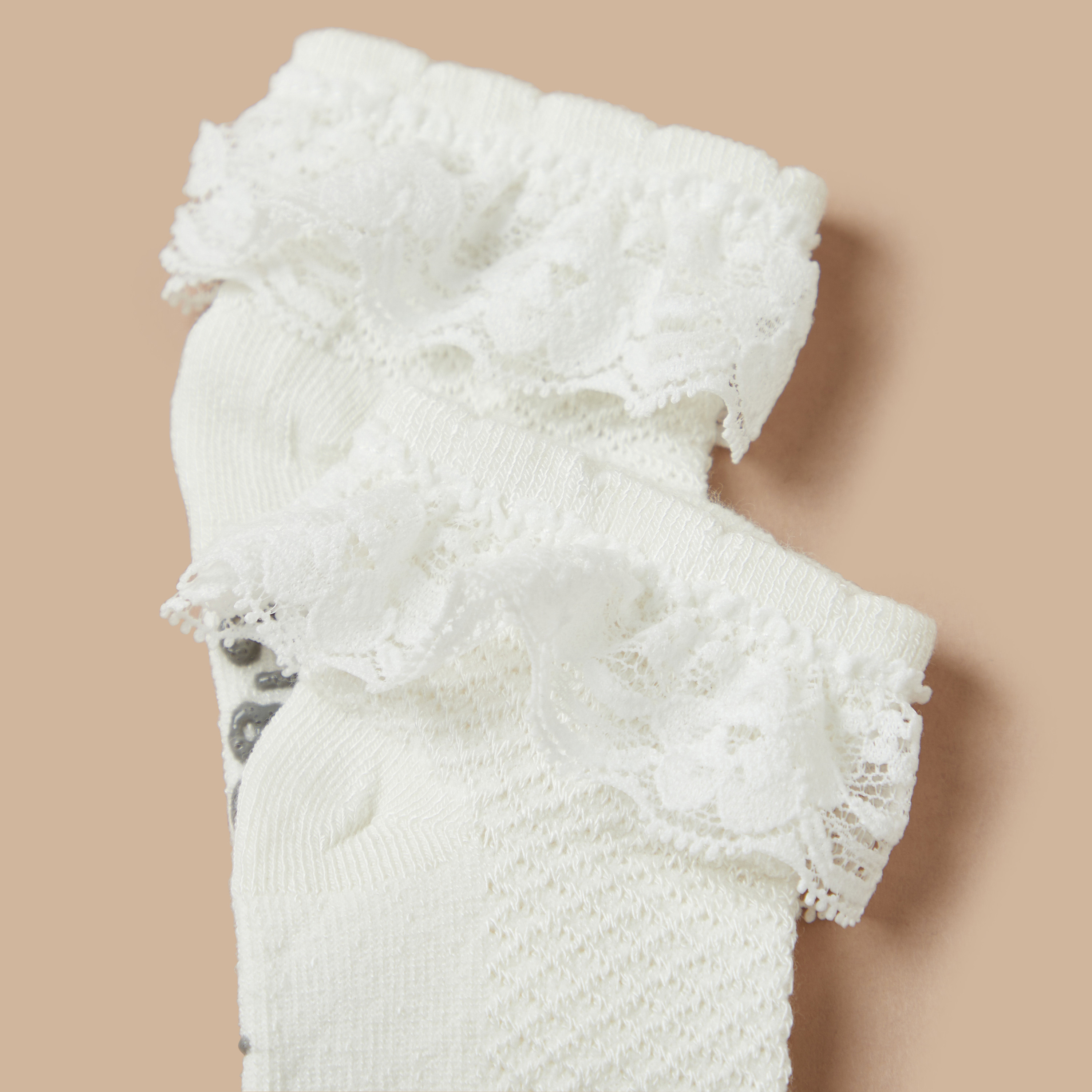 جوارب بتفاصيل دانتيل من جيجلز -promo_babyshop_Buy3for1_OMN230426-image-3