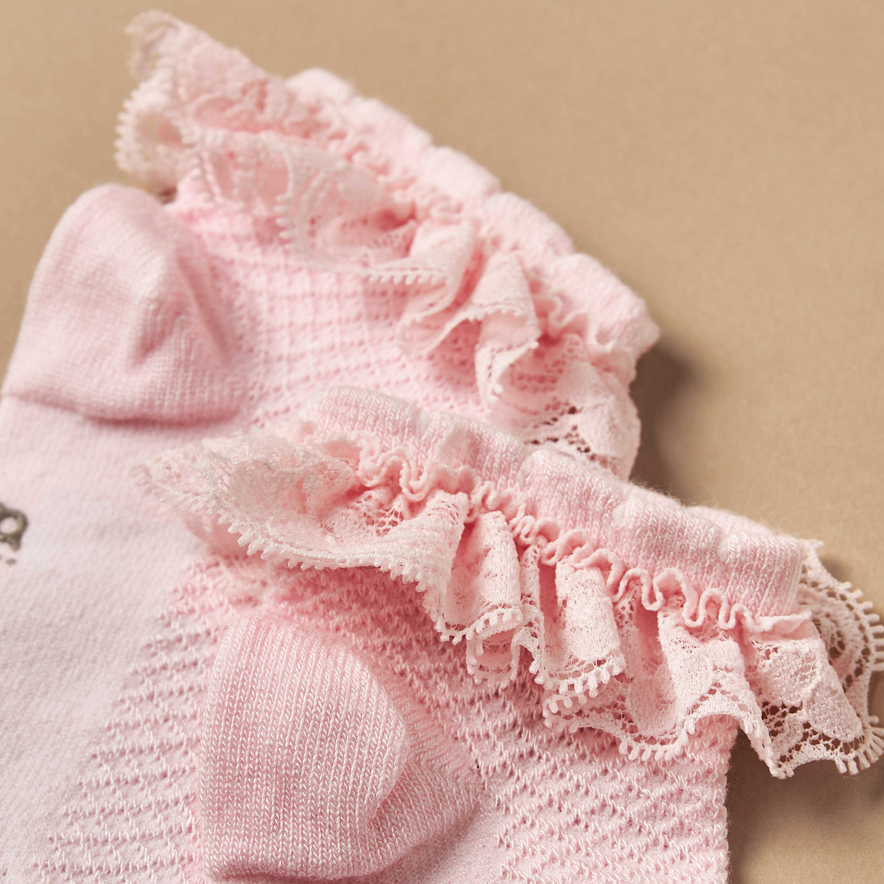 جوارب مطرزة بتفاصيل كشكش من جيجلز-promo_babyshop_Buy3for1_OMN230426-image-3