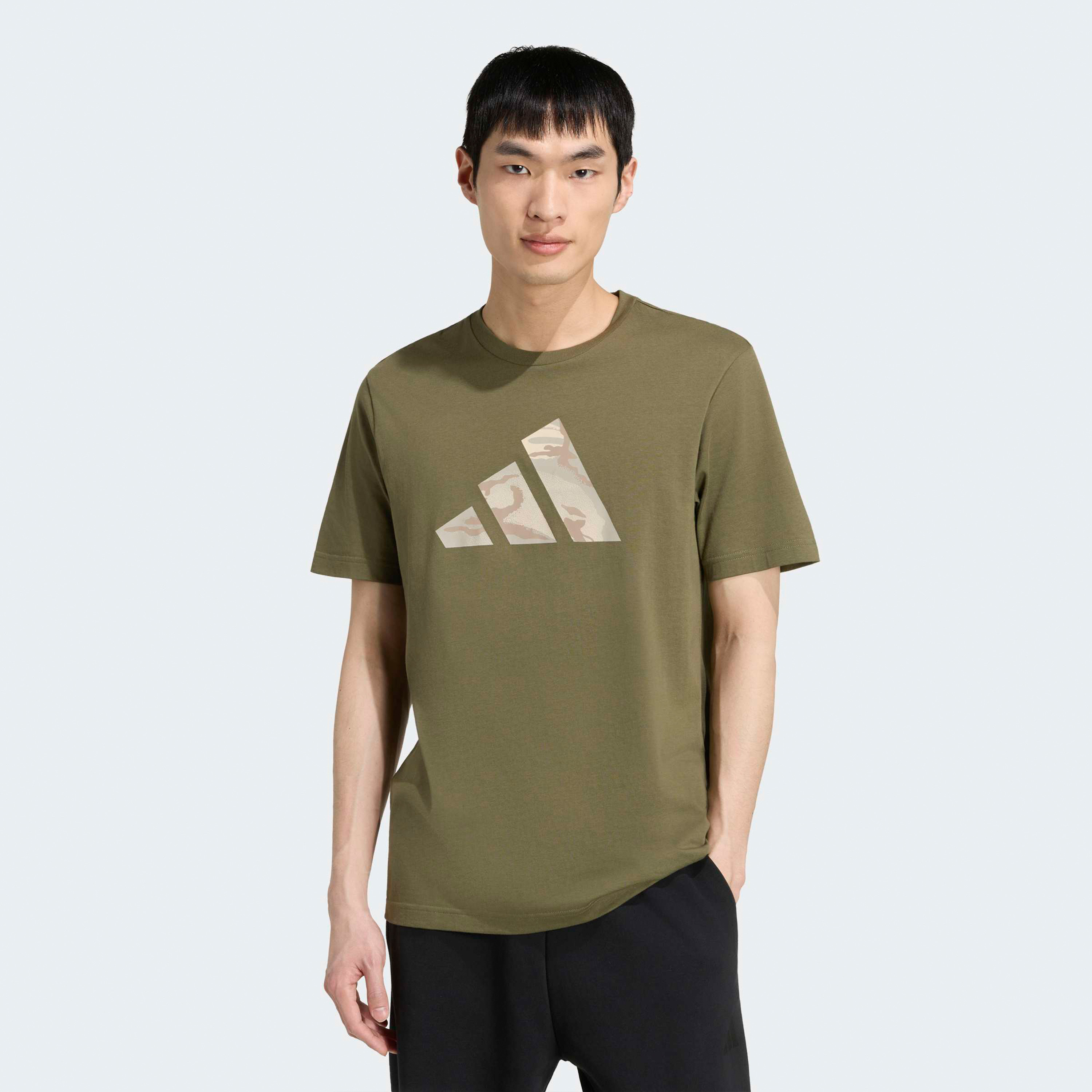 أديداس - تيشيرت رجالي جرافيكي بشعار جيشي | OE-men-clothing-sportswearandactivewear-tshirtsandpolos-image-1