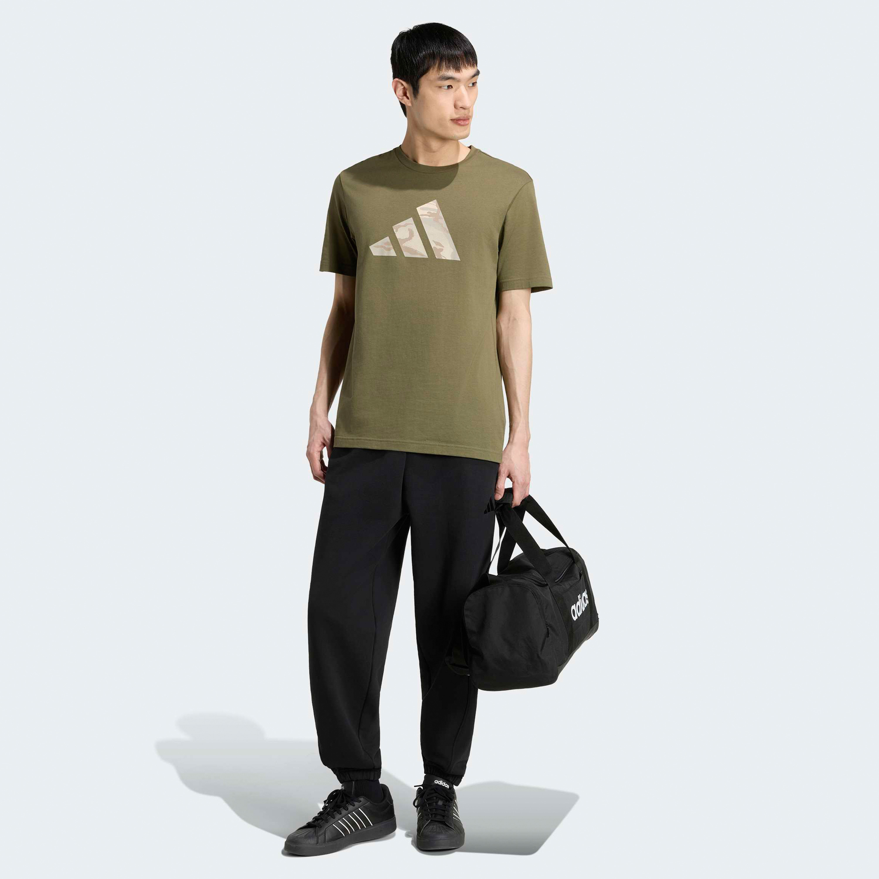 أديداس - تيشيرت رجالي جرافيكي بشعار جيشي | OE-men-clothing-sportswearandactivewear-tshirtsandpolos-image-2