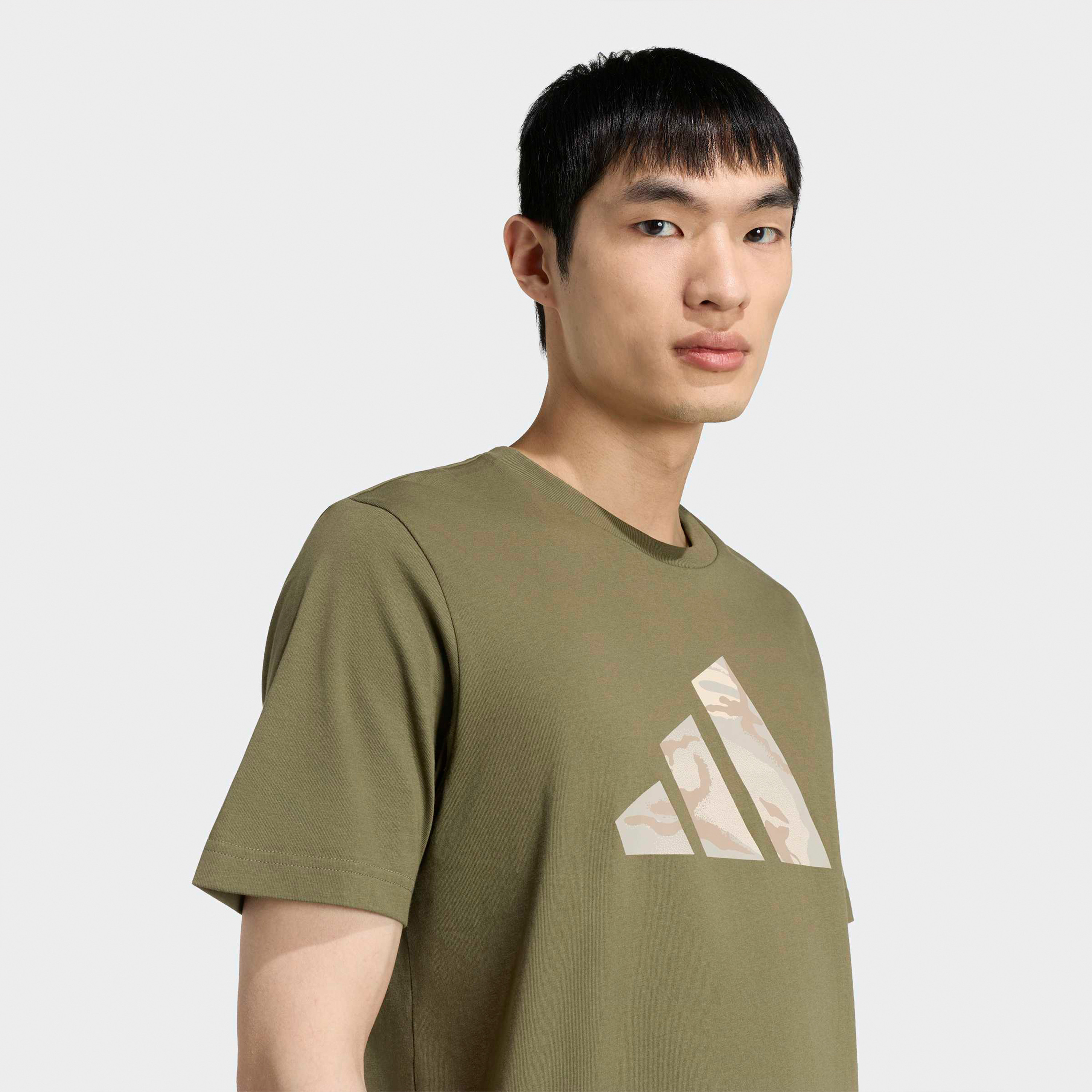 أديداس - تيشيرت رجالي جرافيكي بشعار جيشي | OE-men-clothing-sportswearandactivewear-tshirtsandpolos-image-4