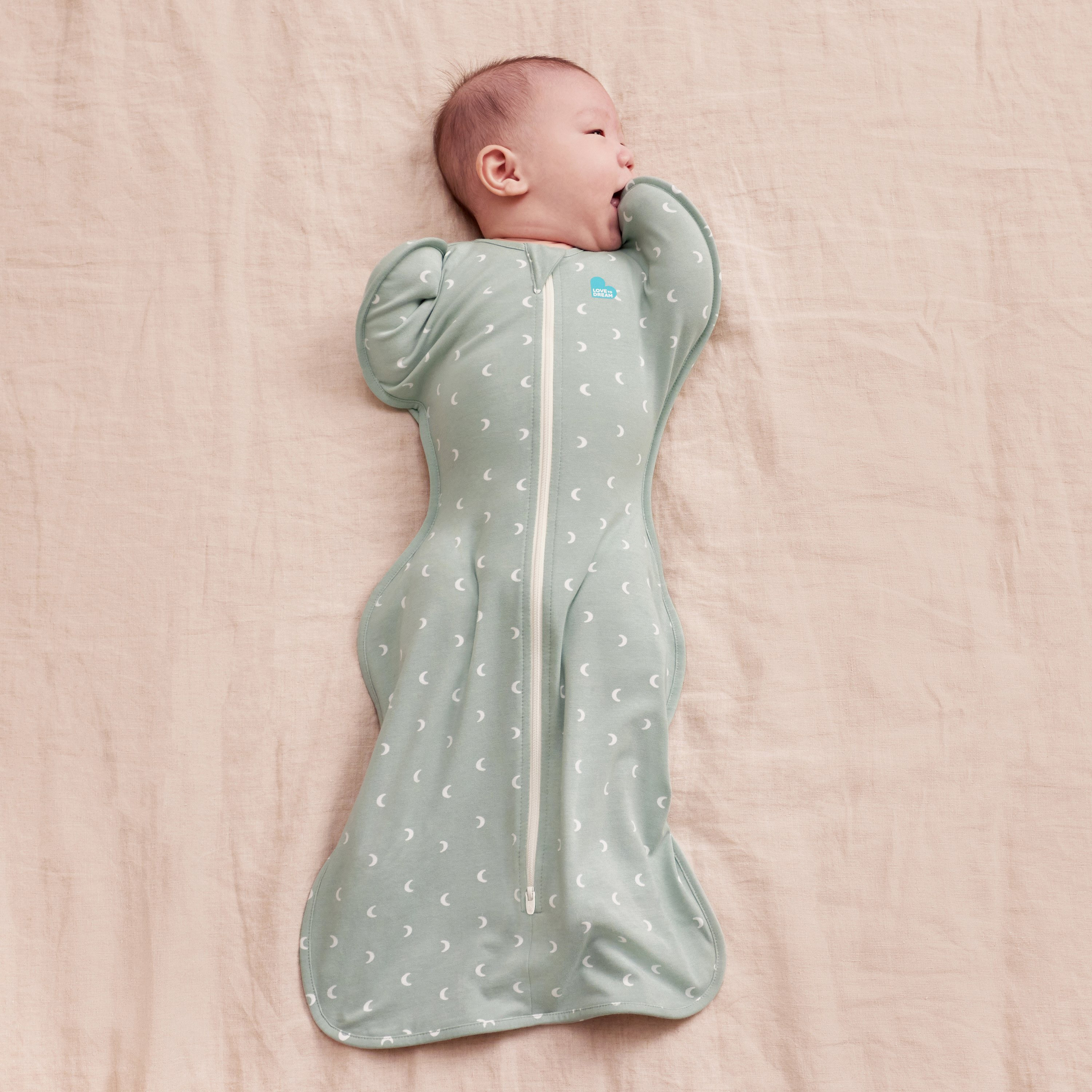كيس نوم وقماط للرضع سوادل أب مون باللون الزيتوني من لوف تو دريم-baby-nursery-blanketsandswaddles-swaddlesandsleepingbags-image-4