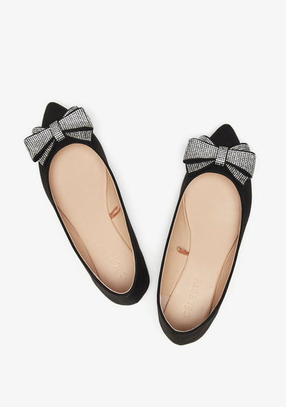 حذاء باليرينا بمقدمة مدببة للنساء مع عقدة مزخرفة من سيليست