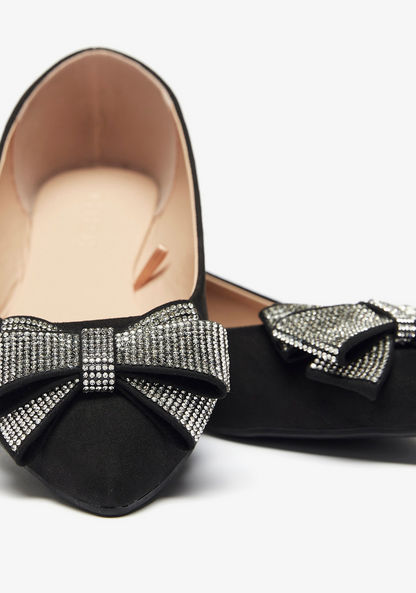 حذاء باليرينا بمقدمة مدببة للنساء مع عقدة مزخرفة من سيليست