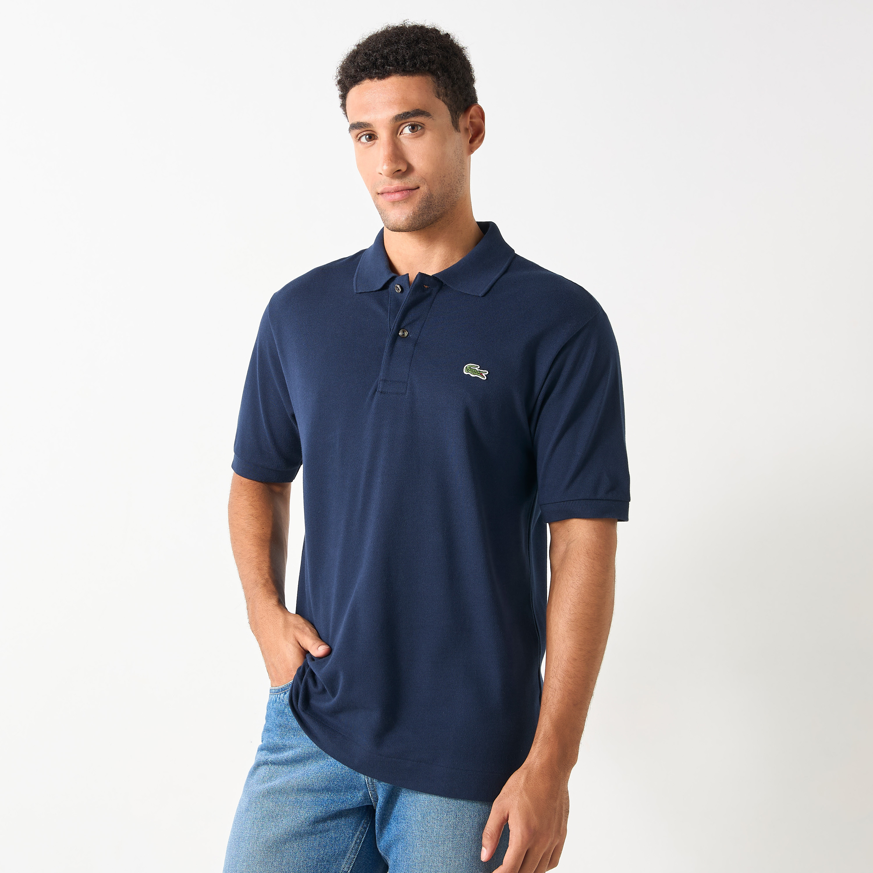 تيشيرت بولو بأكمام قصيرة وزخارف شعار من لاكوست-men-clothing-tshirtsandpolos-polos-image-1