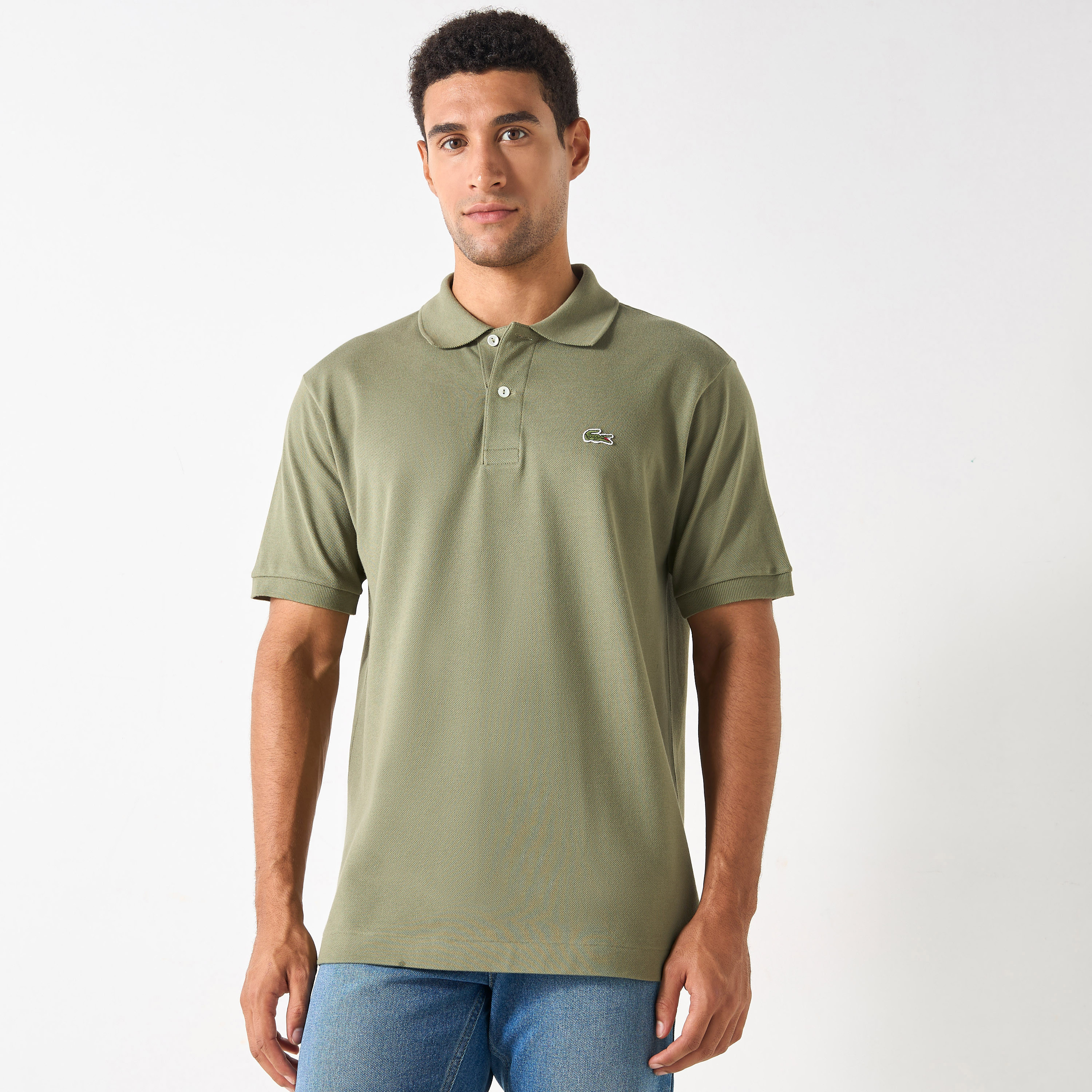 تيشيرت بولو بأكمام قصيرة وزخارف شعار من لاكوست-men-clothing-tshirtsandpolos-polos-image-1