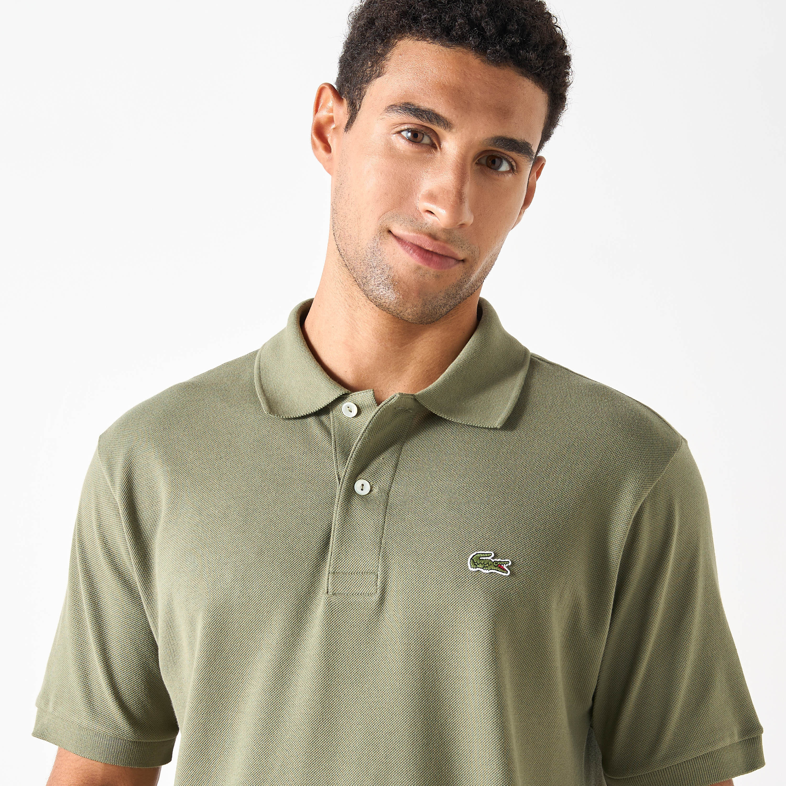تيشيرت بولو بأكمام قصيرة وزخارف شعار من لاكوست-men-clothing-tshirtsandpolos-polos-image-4