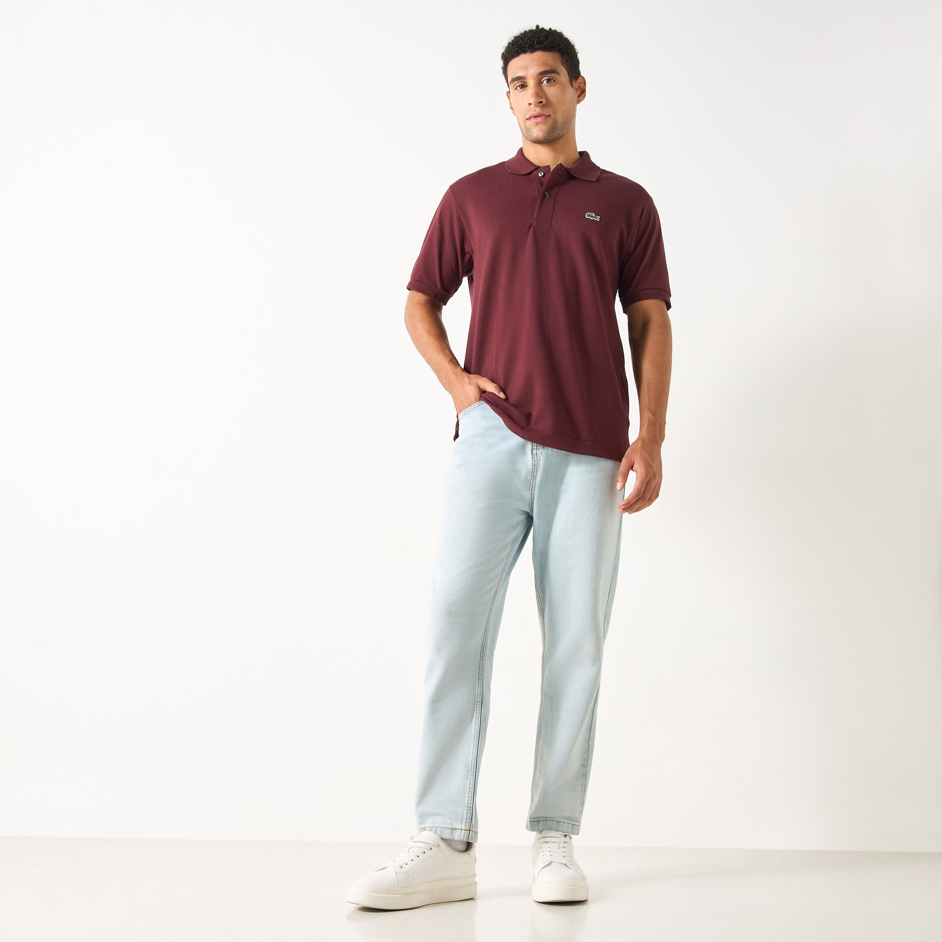 تيشيرت بولو بأكمام قصيرة وزخارف شعار من لاكوست-men-clothing-tshirtsandpolos-polos-image-2