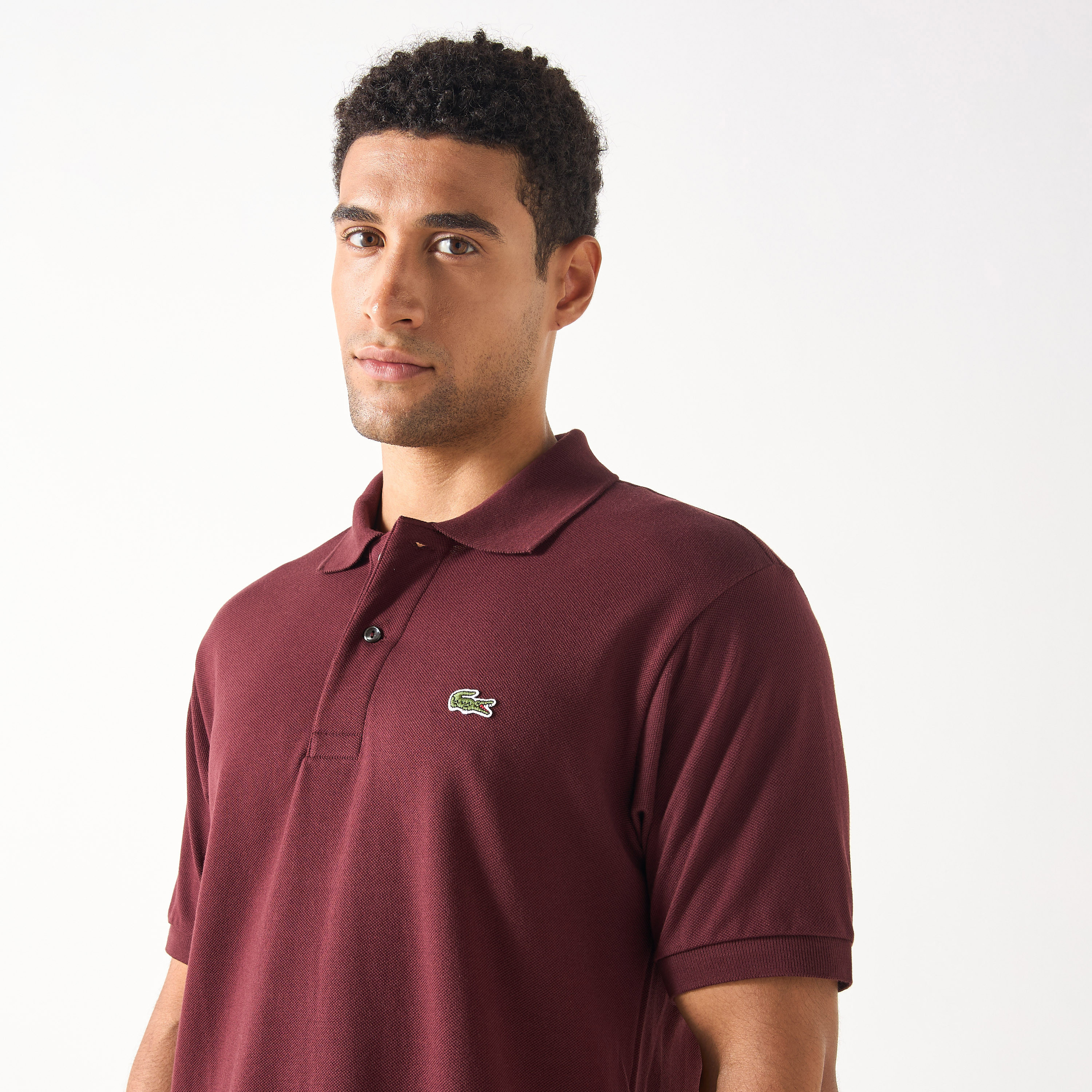 تيشيرت بولو بأكمام قصيرة وزخارف شعار من لاكوست-men-clothing-tshirtsandpolos-polos-image-4