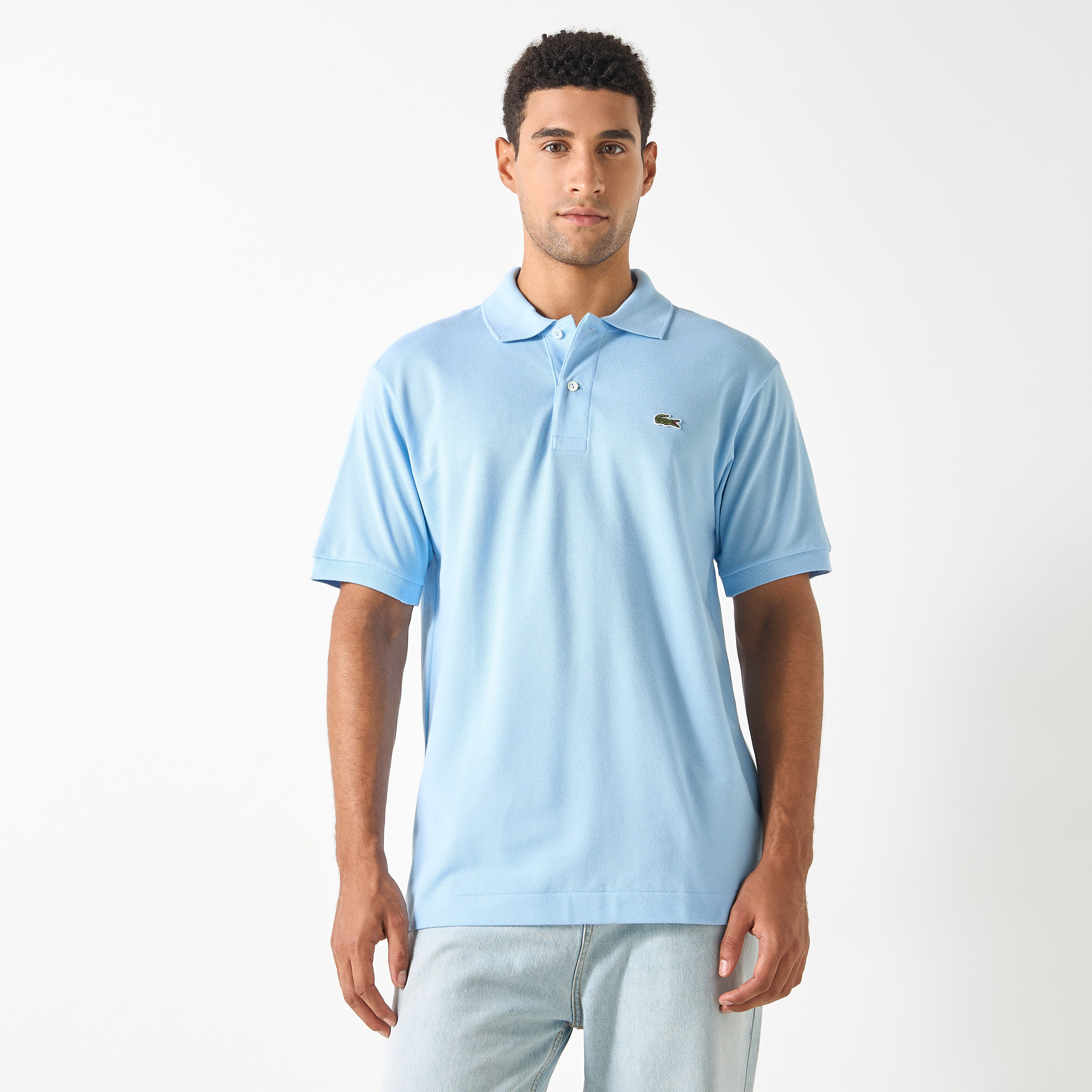 تيشيرت بولو بأكمام قصيرة وزخارف شعار من لاكوست-men-clothing-tshirtsandpolos-polos-image-1