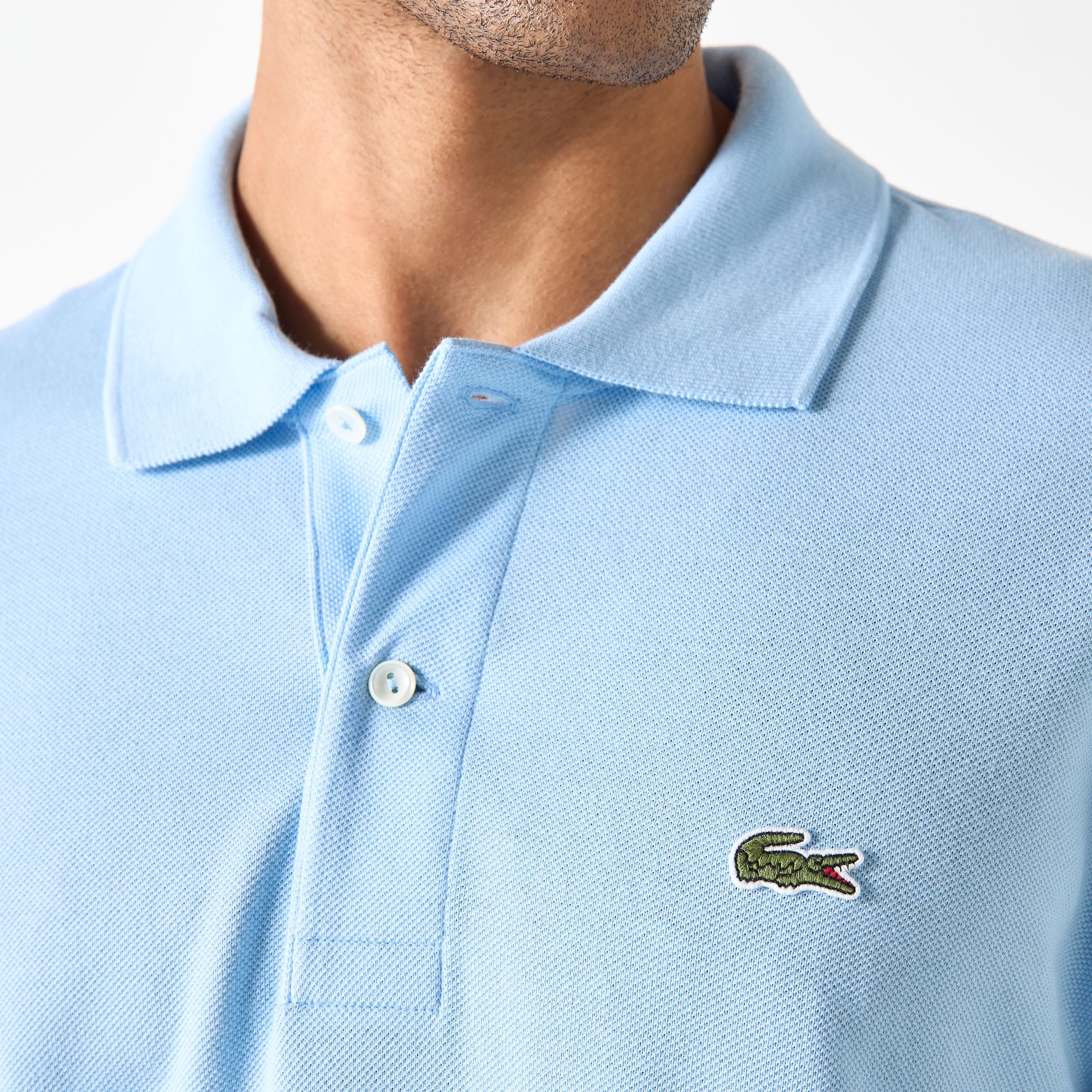 تيشيرت بولو بأكمام قصيرة وزخارف شعار من لاكوست-men-clothing-tshirtsandpolos-polos-image-3