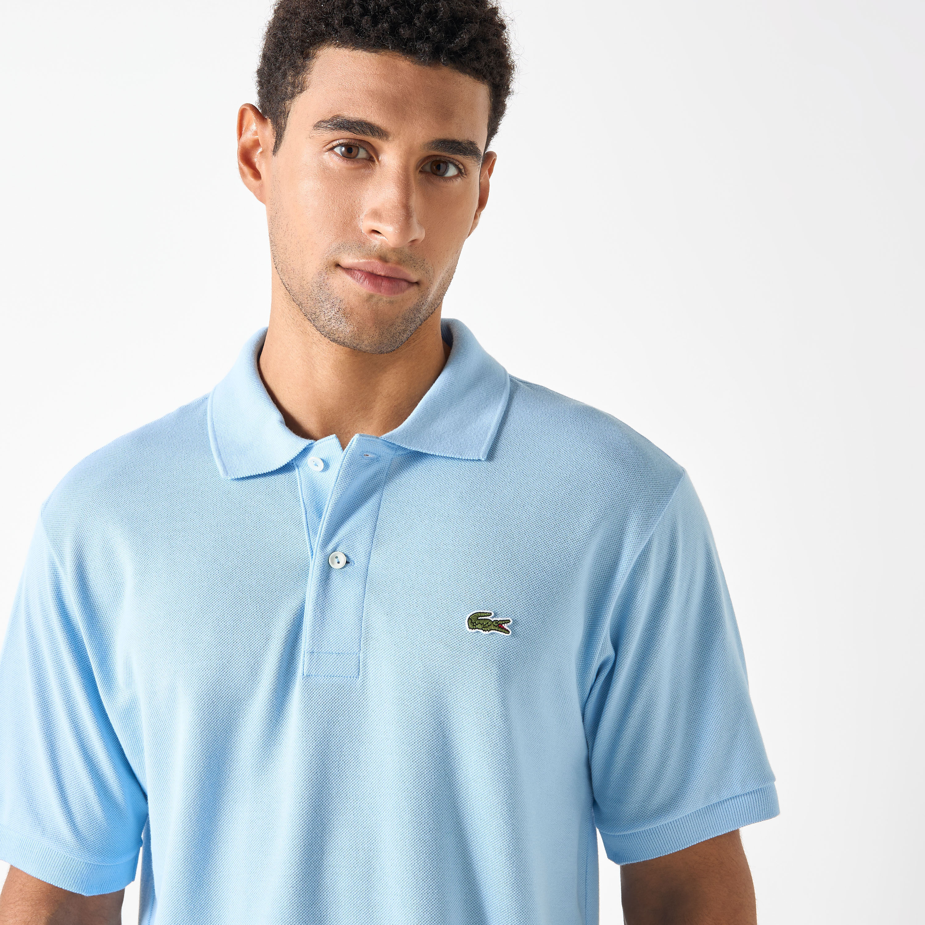 تيشيرت بولو بأكمام قصيرة وزخارف شعار من لاكوست-men-clothing-tshirtsandpolos-polos-image-4