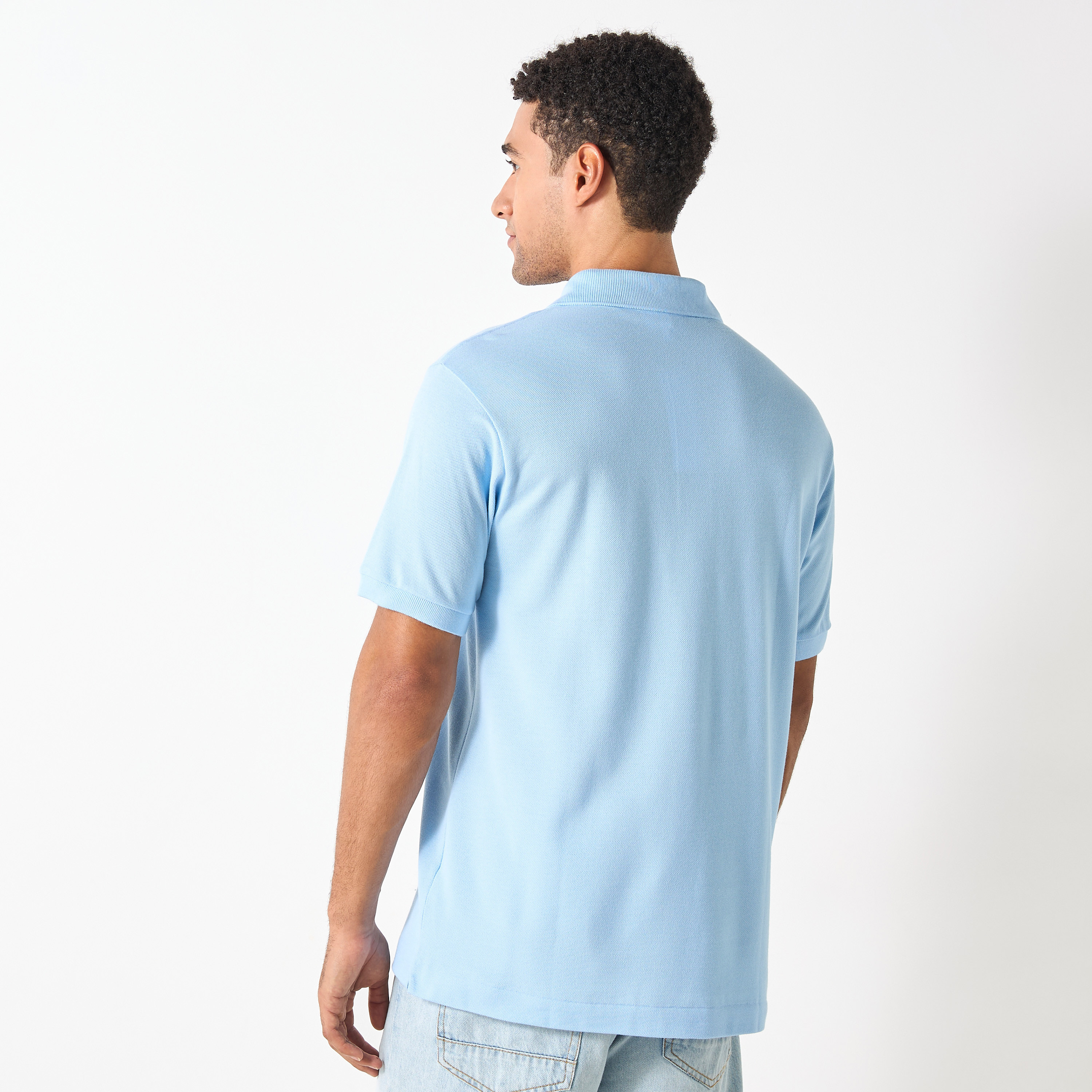 تيشيرت بولو بأكمام قصيرة وزخارف شعار من لاكوست-men-clothing-tshirtsandpolos-polos-image-5