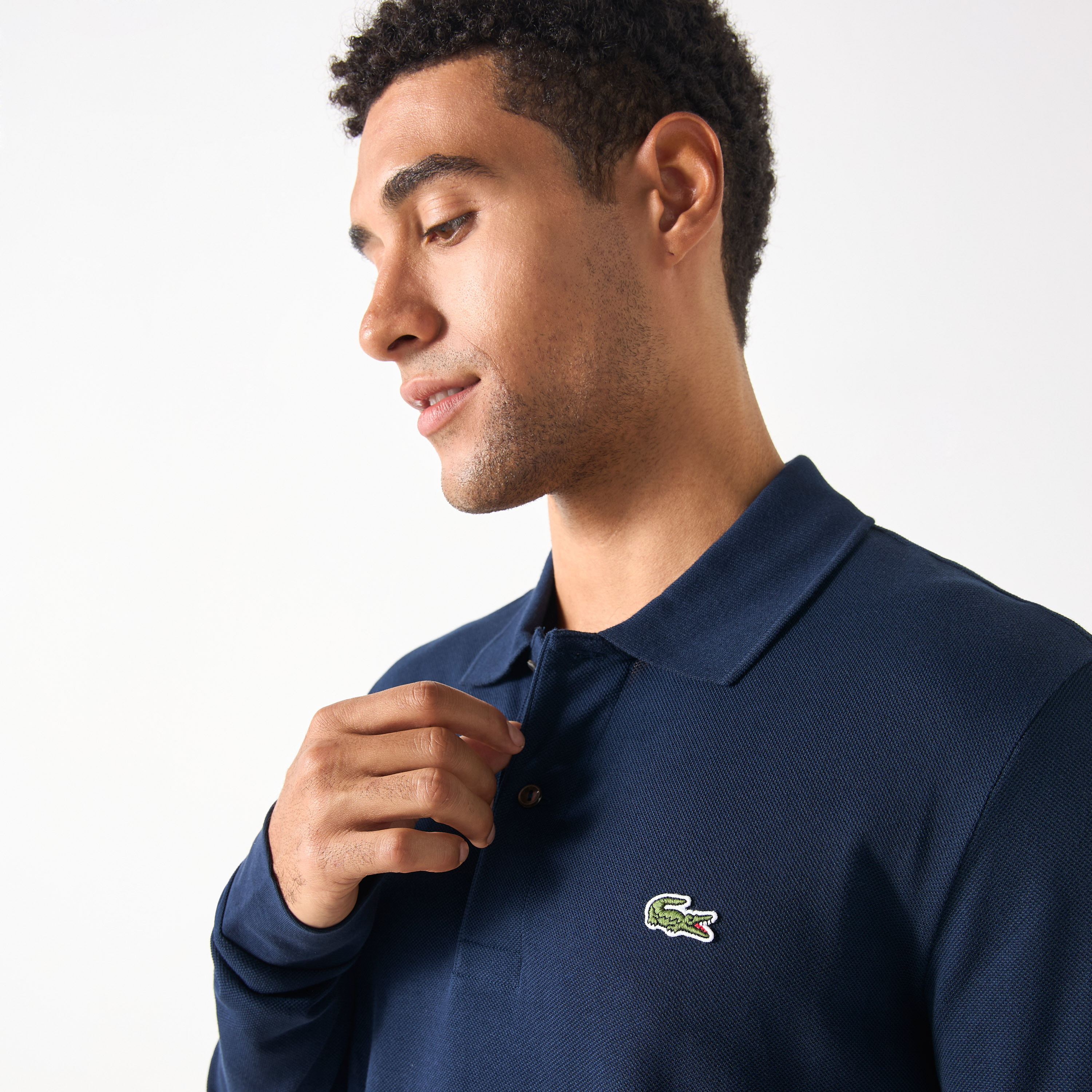 تيشيرت بولو بأكمام طويلة وزخارف شعار من لاكوست-men-clothing-tshirtsandpolos-polos-image-2