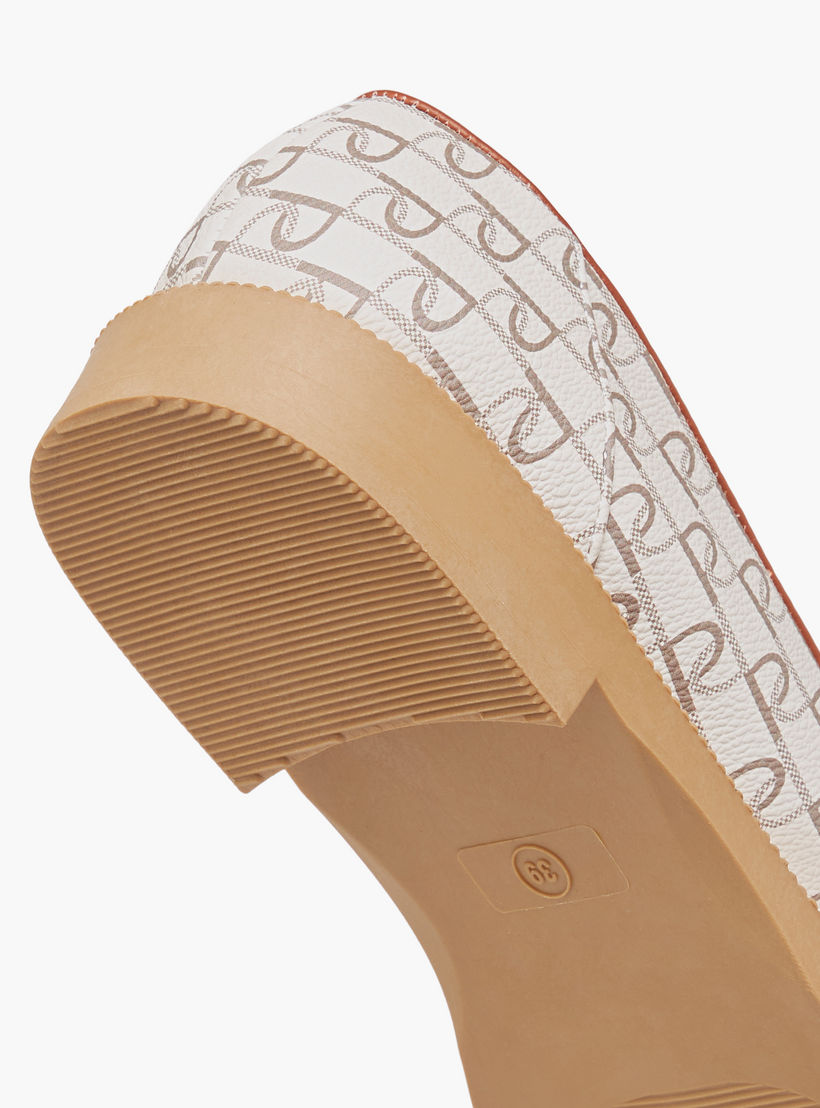حذاء خفيف سهل الارتداء بطبعات مونوجرام وزينة إبزيم من بابريكا-women-shoes-loafersandmoccasins-image-4