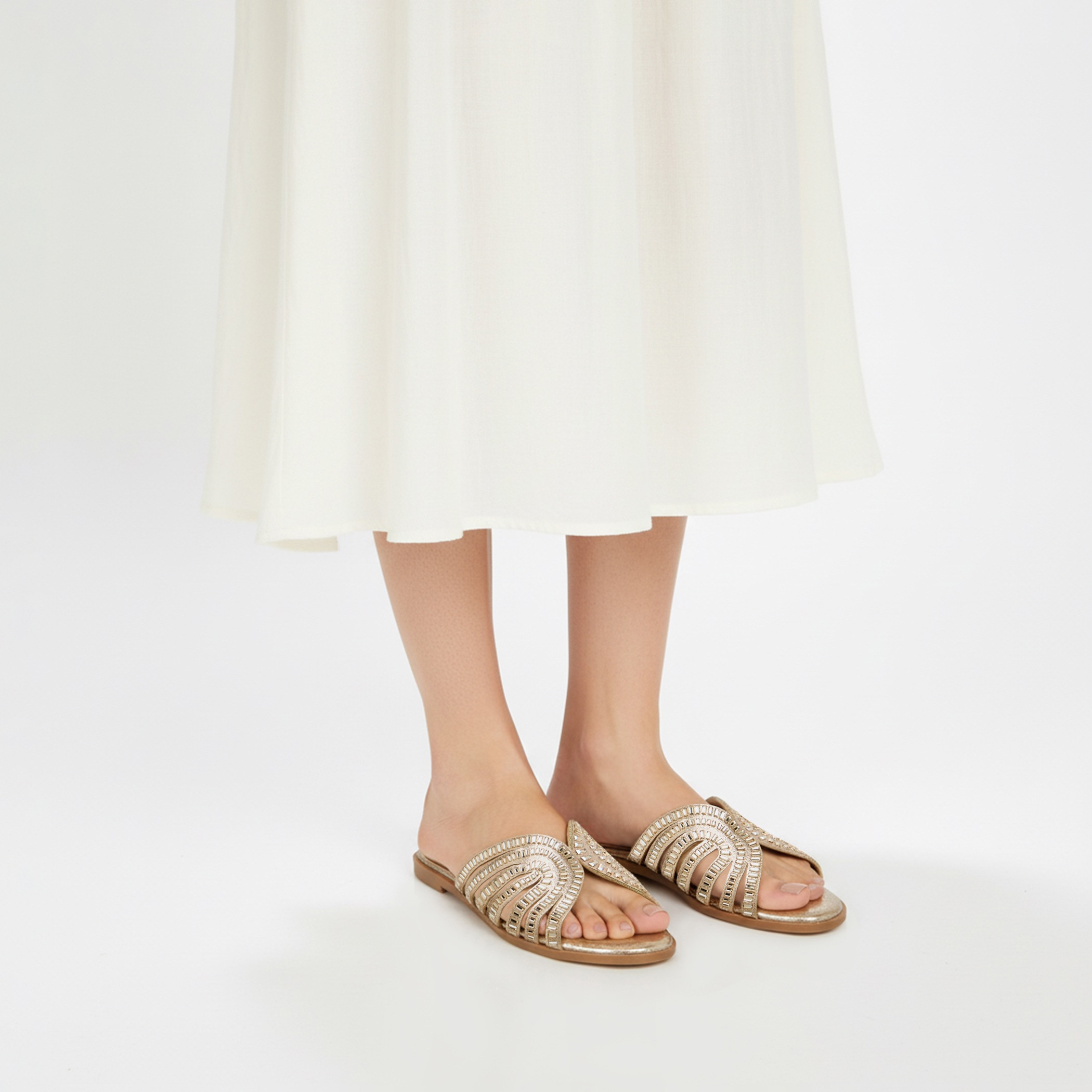صندل سهل الارتداء بتزيينات للنساء من فلورا بيلا-women-shoes-flats-sandals-image-2