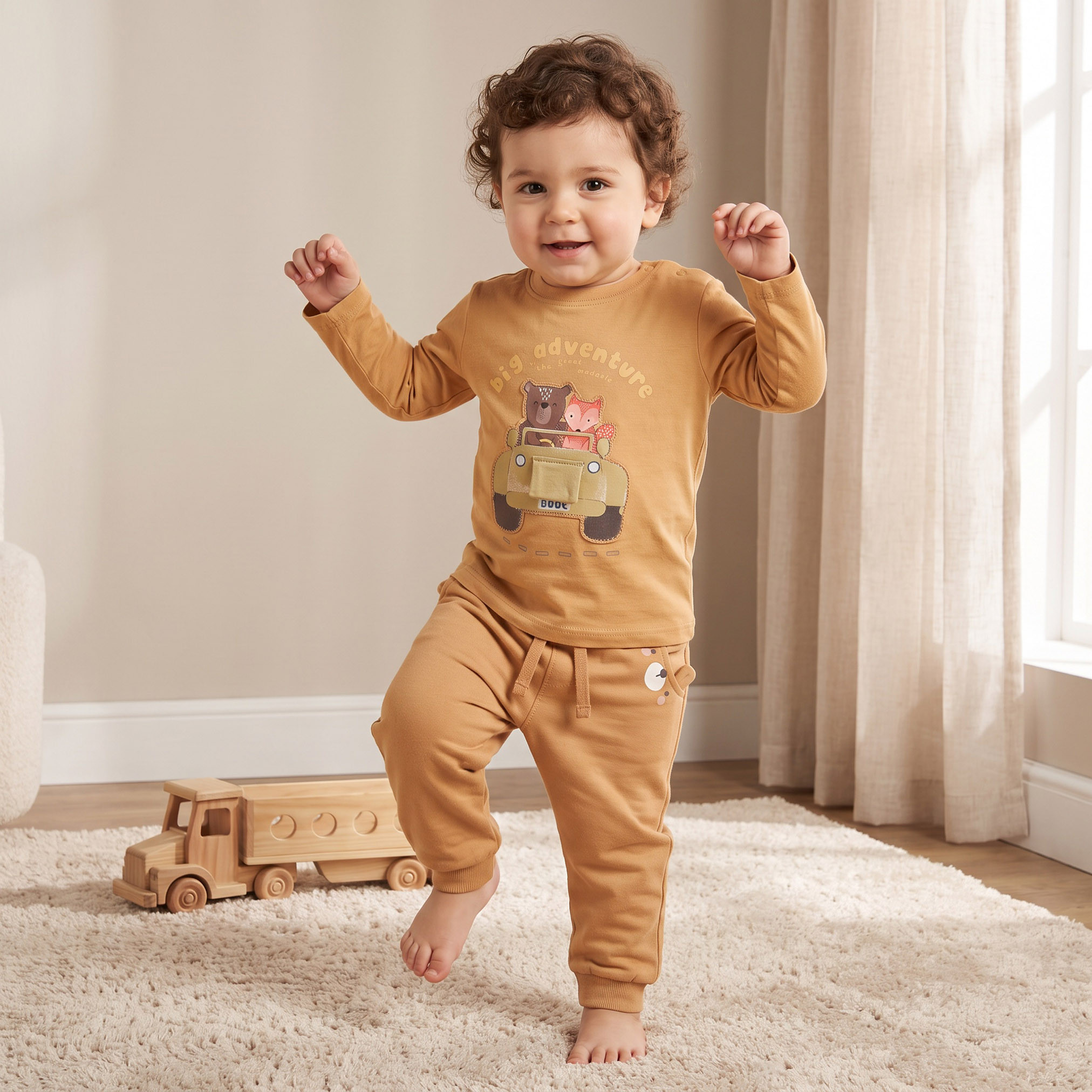 طقم من 3 - سويتشيرت بياقة ضيقة وأكمام طويلة وبنطلون جوجر بطبعات من جونيورز-baby-boys-clothing-setsandcoords-image-2